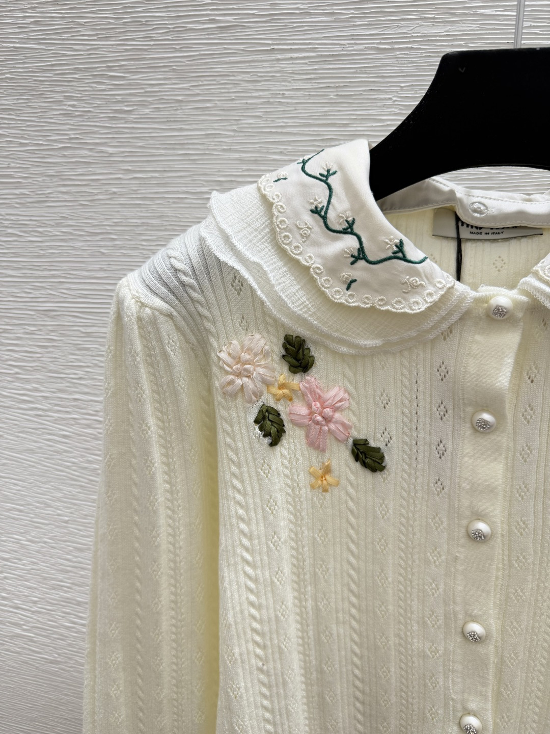 🆕M家🆕  早秋新款  撞色花卉翻领针织长袖开衫 颜色：杏色 粉色 尺码：36.38.40      