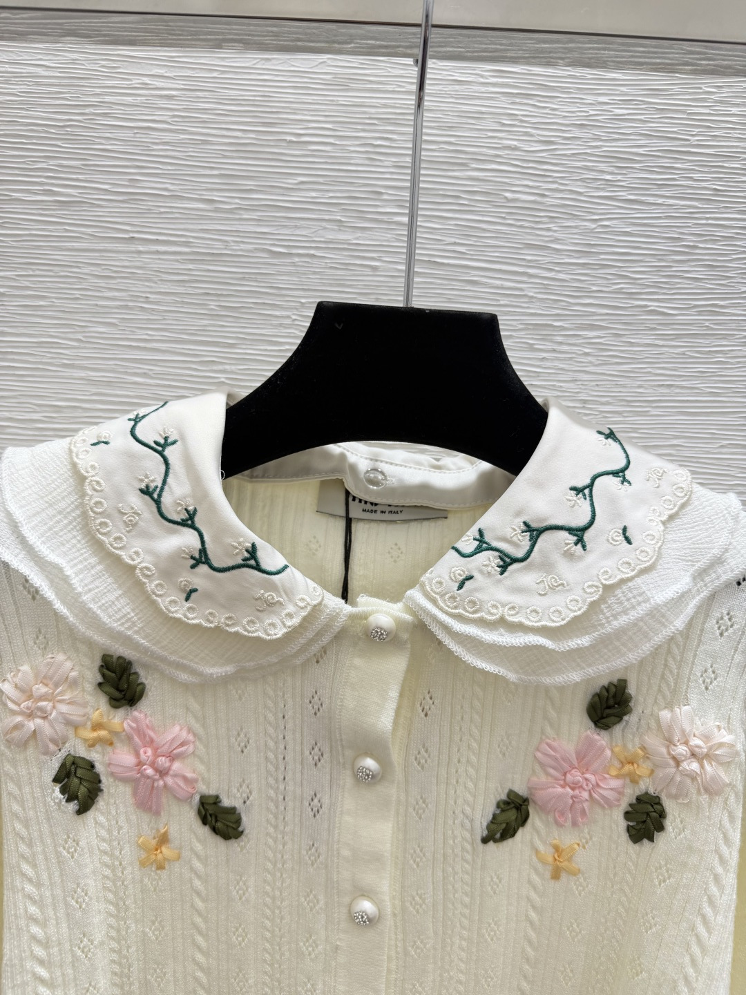 🆕M家🆕  早秋新款  撞色花卉翻领针织长袖开衫 颜色：杏色 粉色 尺码：36.38.40      