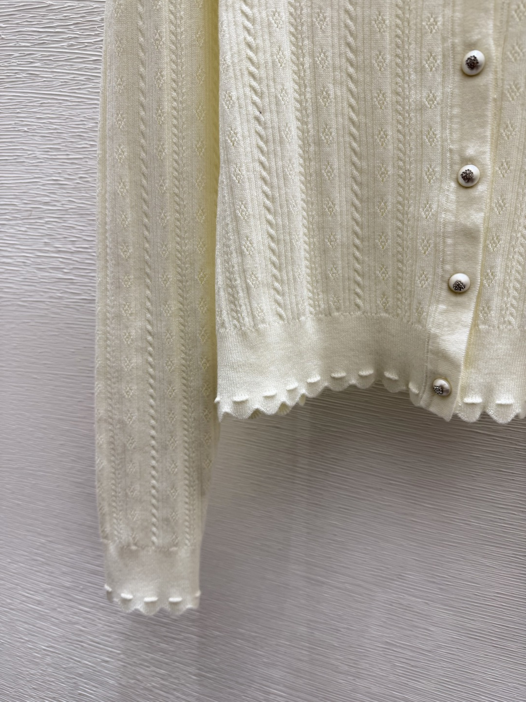 🆕M家🆕  早秋新款  撞色花卉翻领针织长袖开衫 颜色：杏色 粉色 尺码：36.38.40      