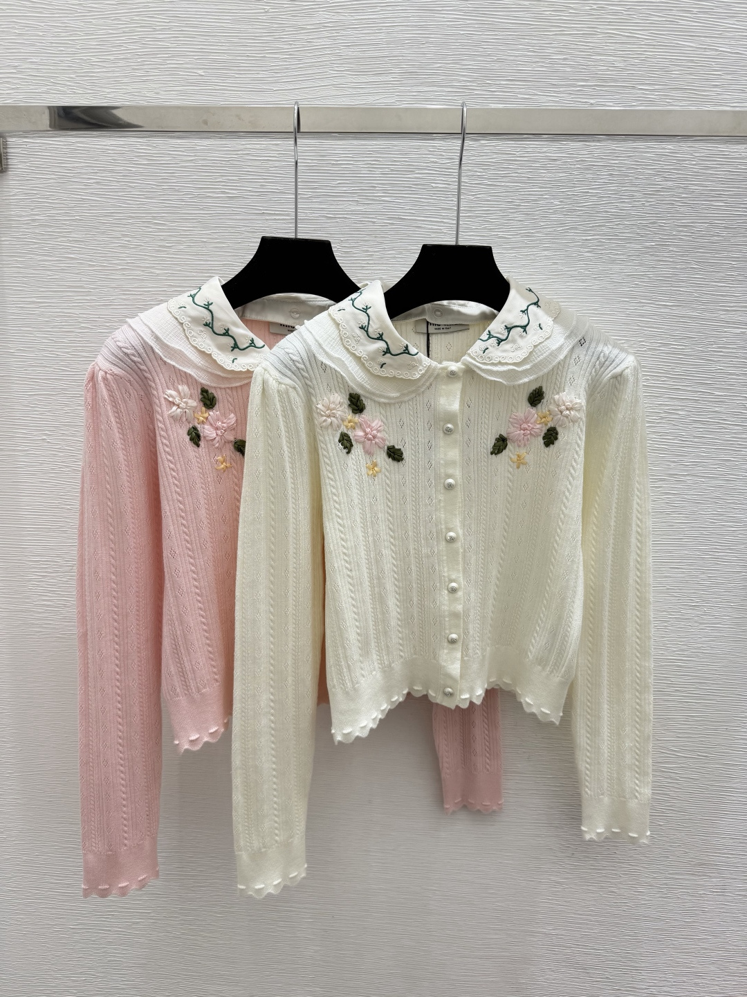 🆕M家🆕  早秋新款  撞色花卉翻领针织长袖开衫 颜色：杏色 粉色 尺码：36.38.40      