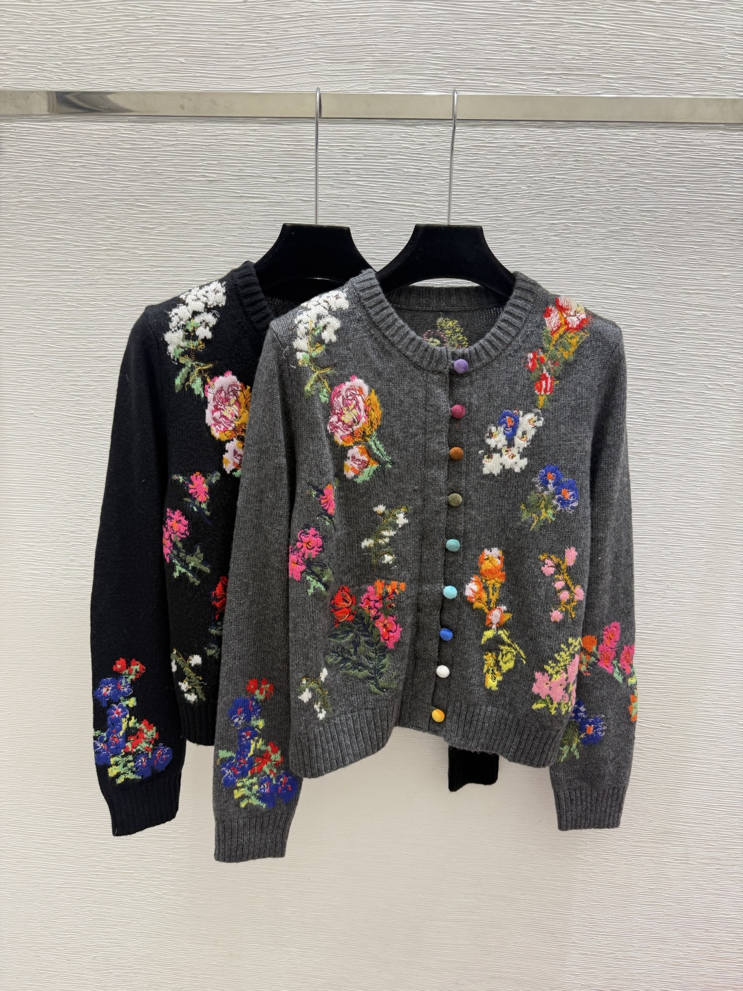 🆕ER家🆕  早秋新款  撞色花卉圆领针织长袖开衫 颜色：灰色 黑色 尺码：36.38.40      