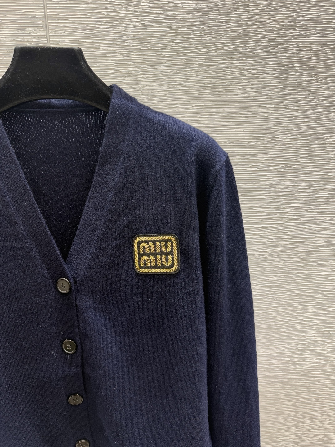 🆕M家🆕  早秋新款  纯色简约V领针织长袖开衫 颜色：宝蓝 尺码：36.38.40      