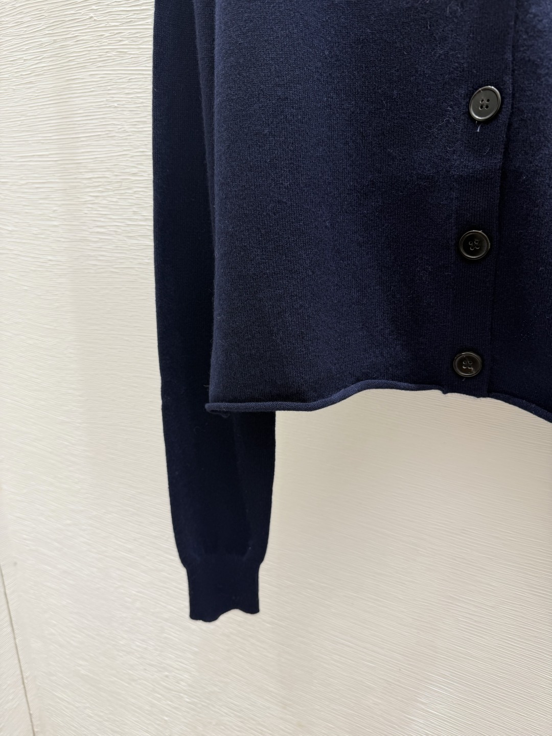 🆕M家🆕  早秋新款  纯色简约V领针织长袖开衫 颜色：宝蓝 尺码：36.38.40      
