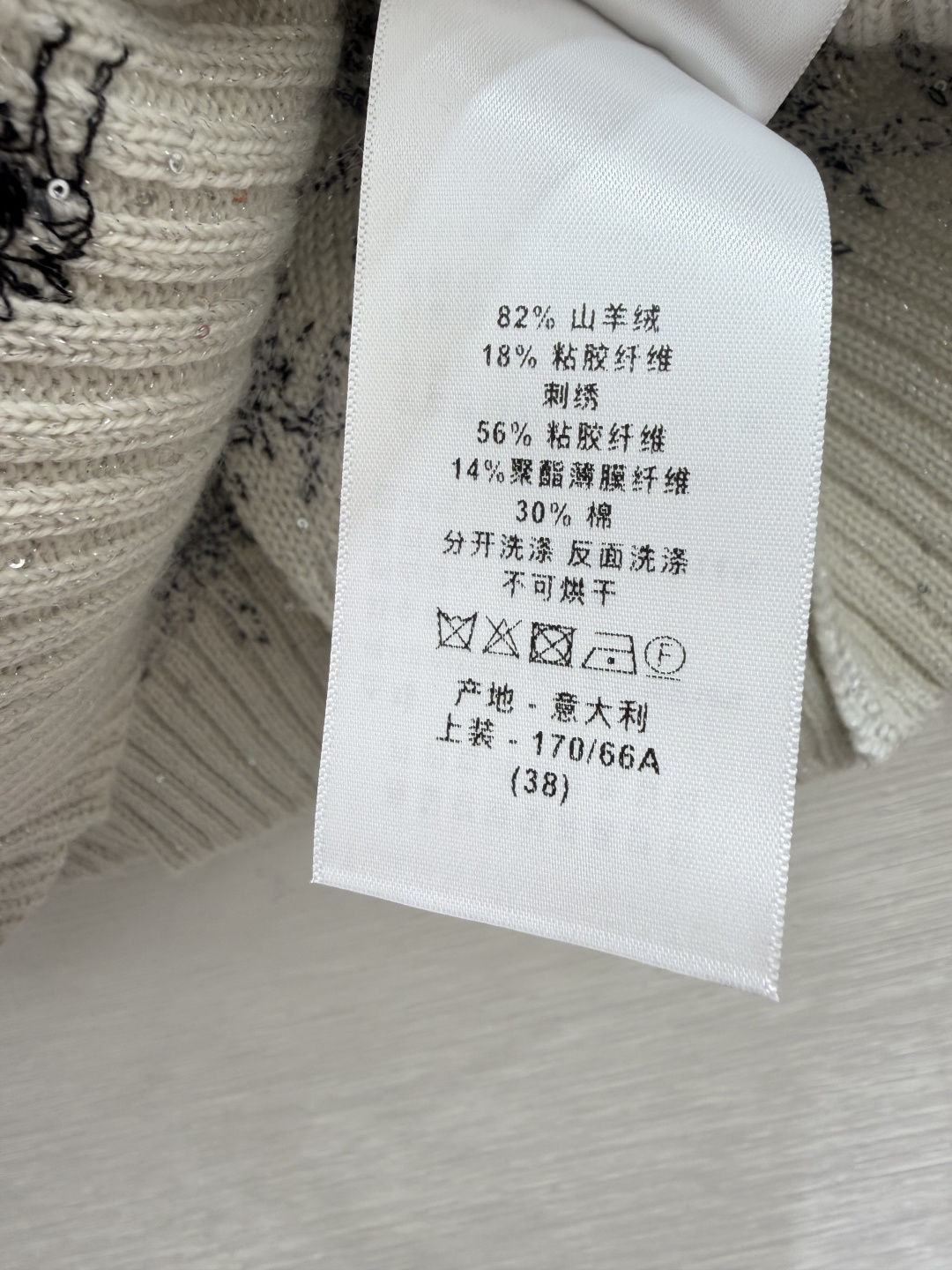 🆕D家🆕  早秋新款  撞色花卉圆领针织长袖 颜色：白色 尺码：36.38.40      