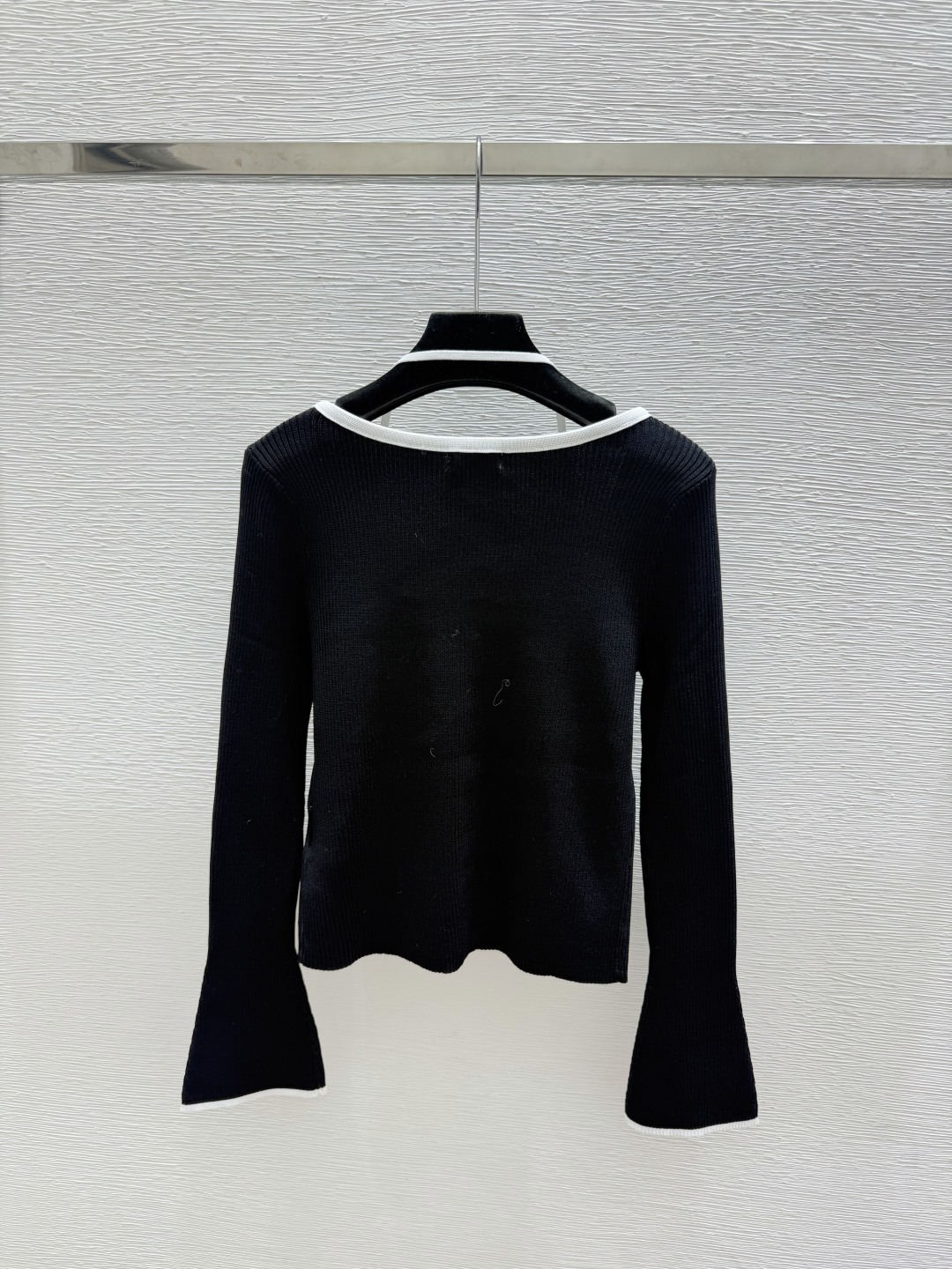 🆕CH家🆕  早秋新款  撞色挂脖针织长袖 颜色：黑色 白色 尺码：36.38.40      