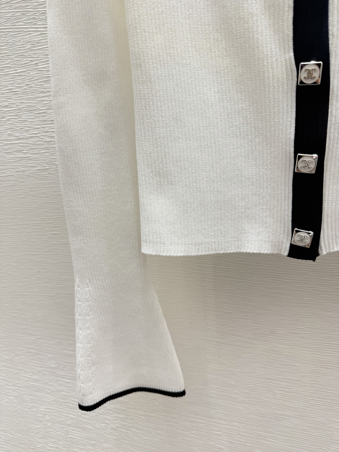 🆕CH家🆕  早秋新款  撞色挂脖针织长袖 颜色：黑色 白色 尺码：36.38.40      