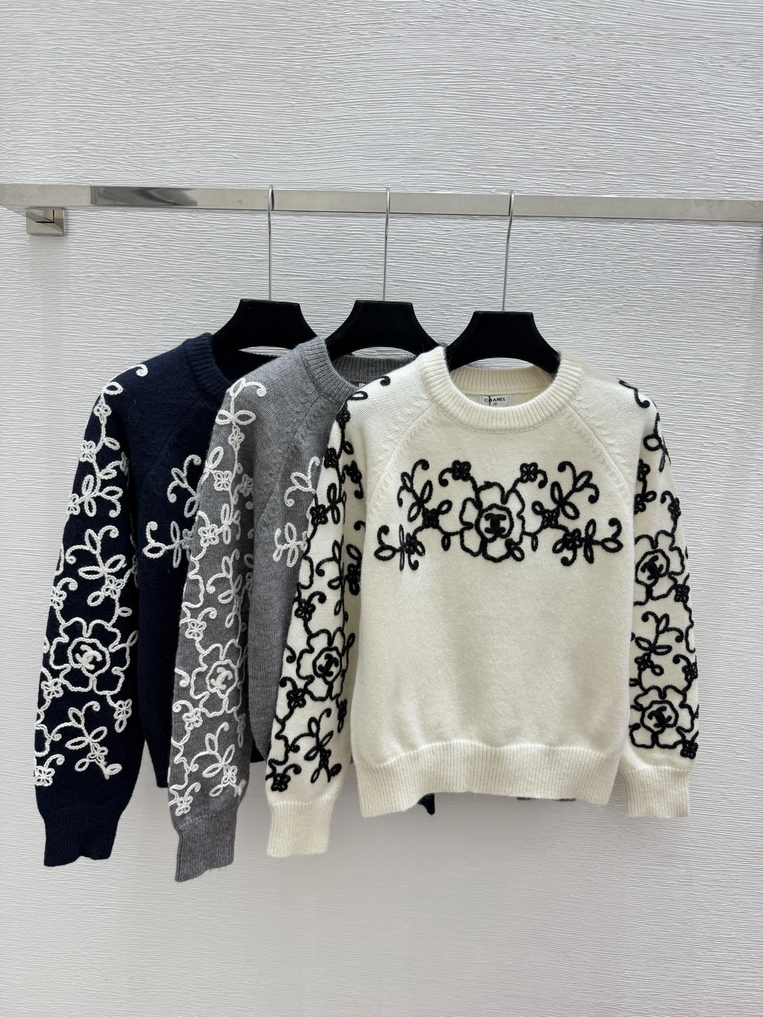 🆕CH家🆕  早秋新款  撞色花卉圆领针织长袖 颜色：白色 灰色 宝蓝 尺码：36.38.40      