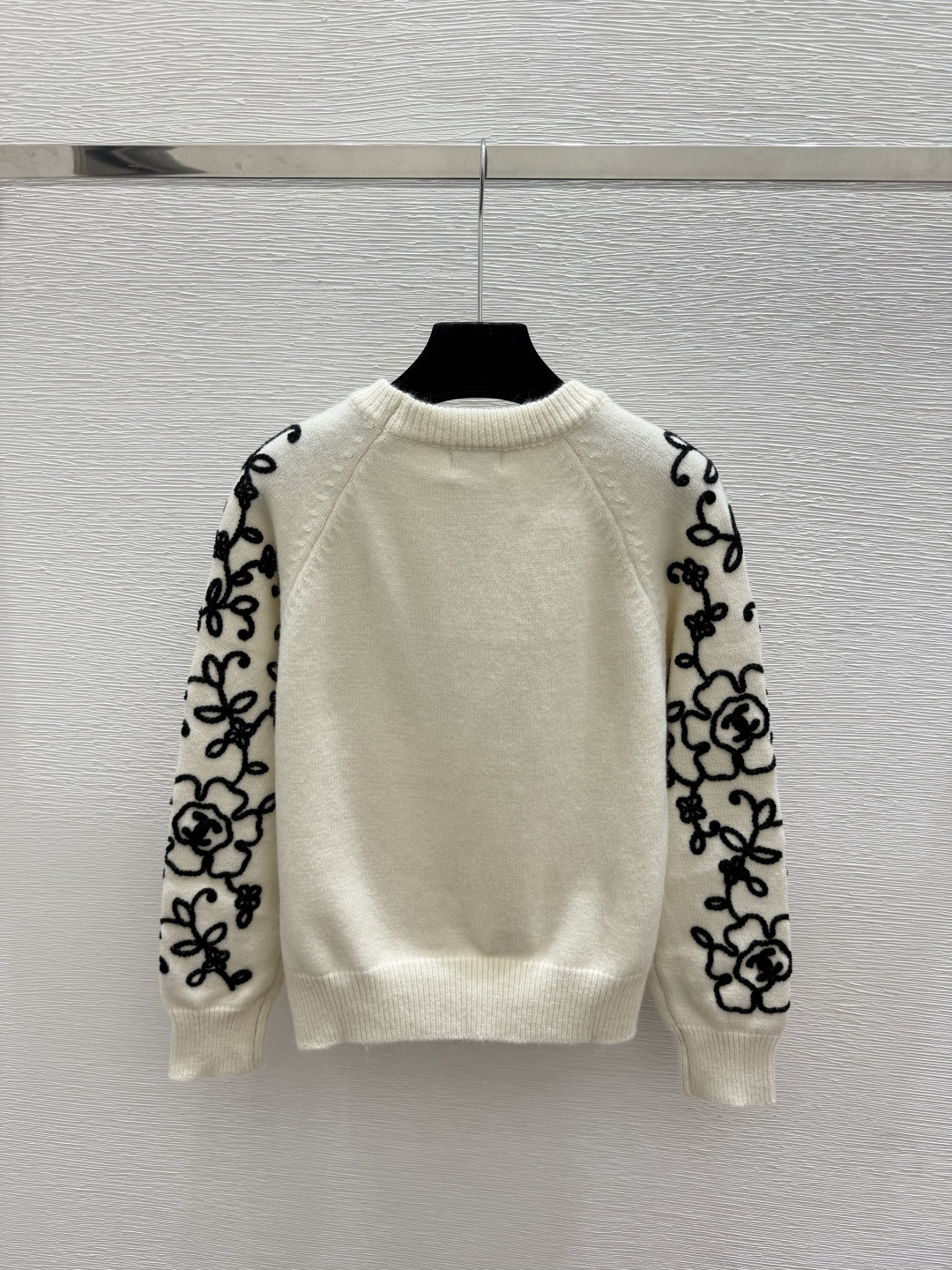 🆕CH家🆕  早秋新款  撞色花卉圆领针织长袖 颜色：白色 灰色 宝蓝 尺码：36.38.40      