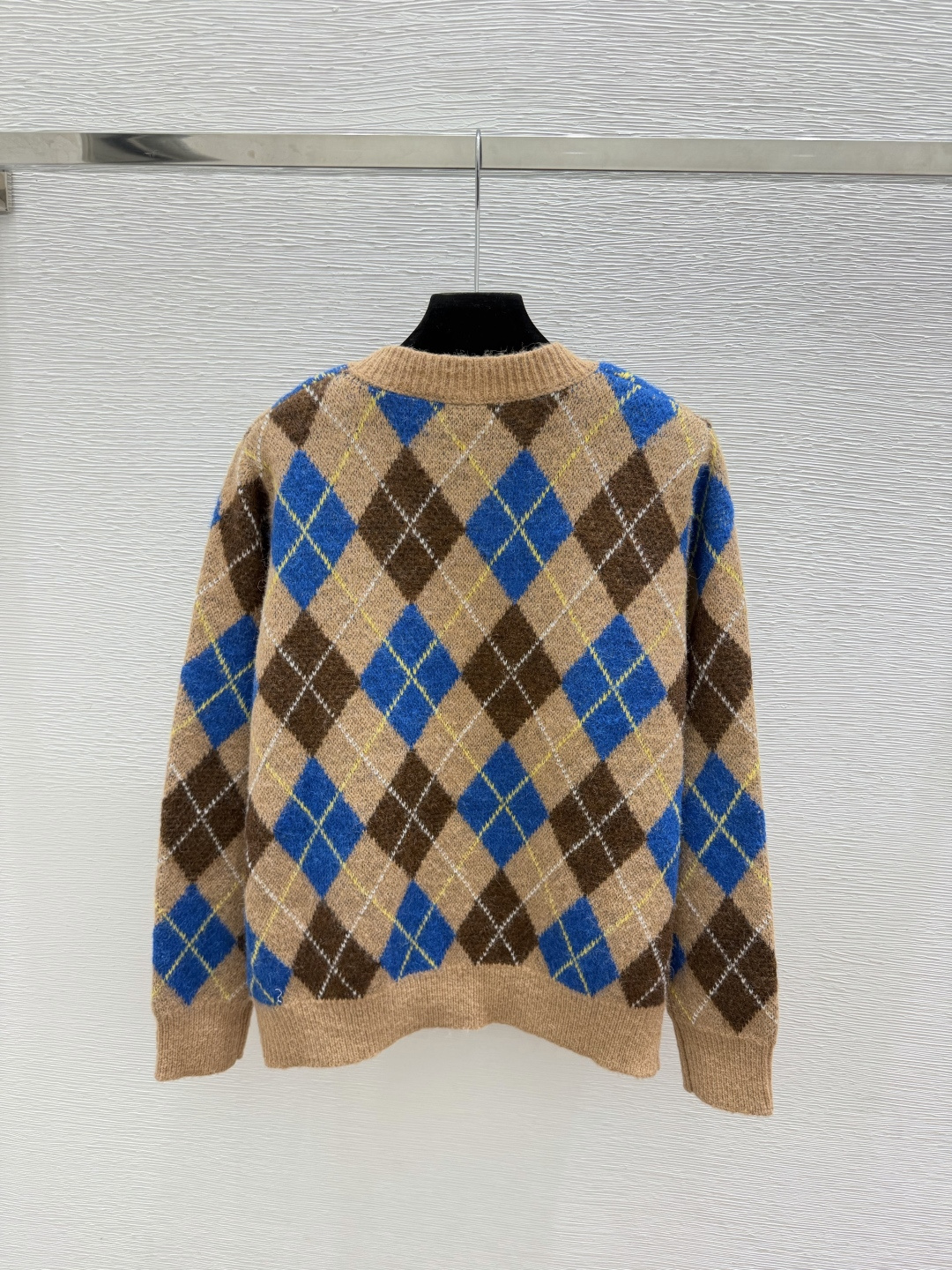 🆕CE家🆕  早秋新款  撞色菱格V领针织长袖开衫 颜色：卡其 尺码：36.38.40      