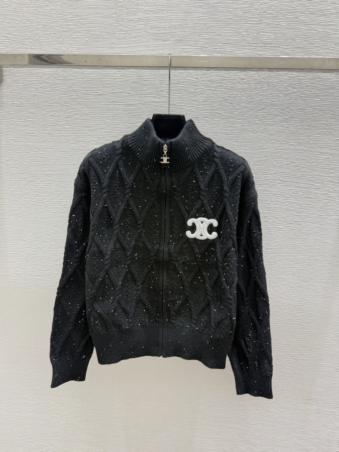 🆕CE家🆕  早秋新款  撞色字母高领针织长P袖开衫 颜色：白色 黑色 尺码：36.38.40      