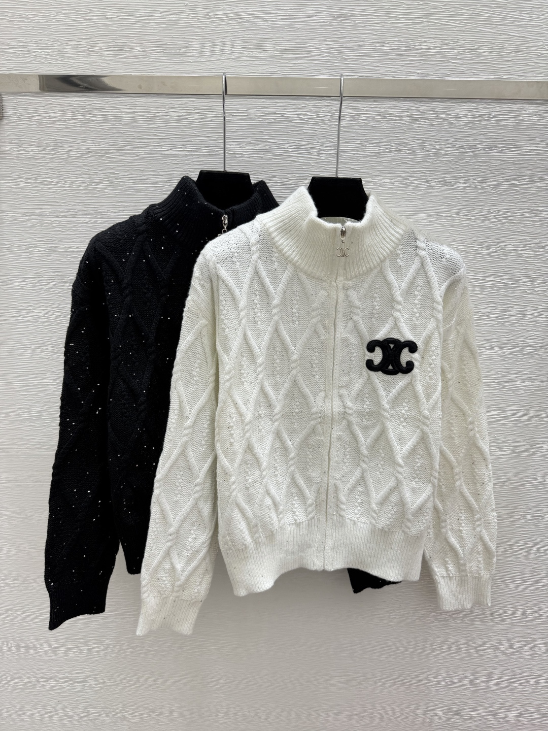 🆕CE家🆕  早秋新款  撞色字母高领针织长P袖开衫 颜色：白色 黑色 尺码：36.38.40      