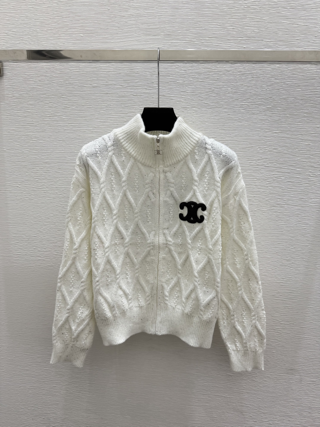 🆕CE家🆕  早秋新款  撞色字母高领针织长P袖开衫 颜色：白色 黑色 尺码：36.38.40      