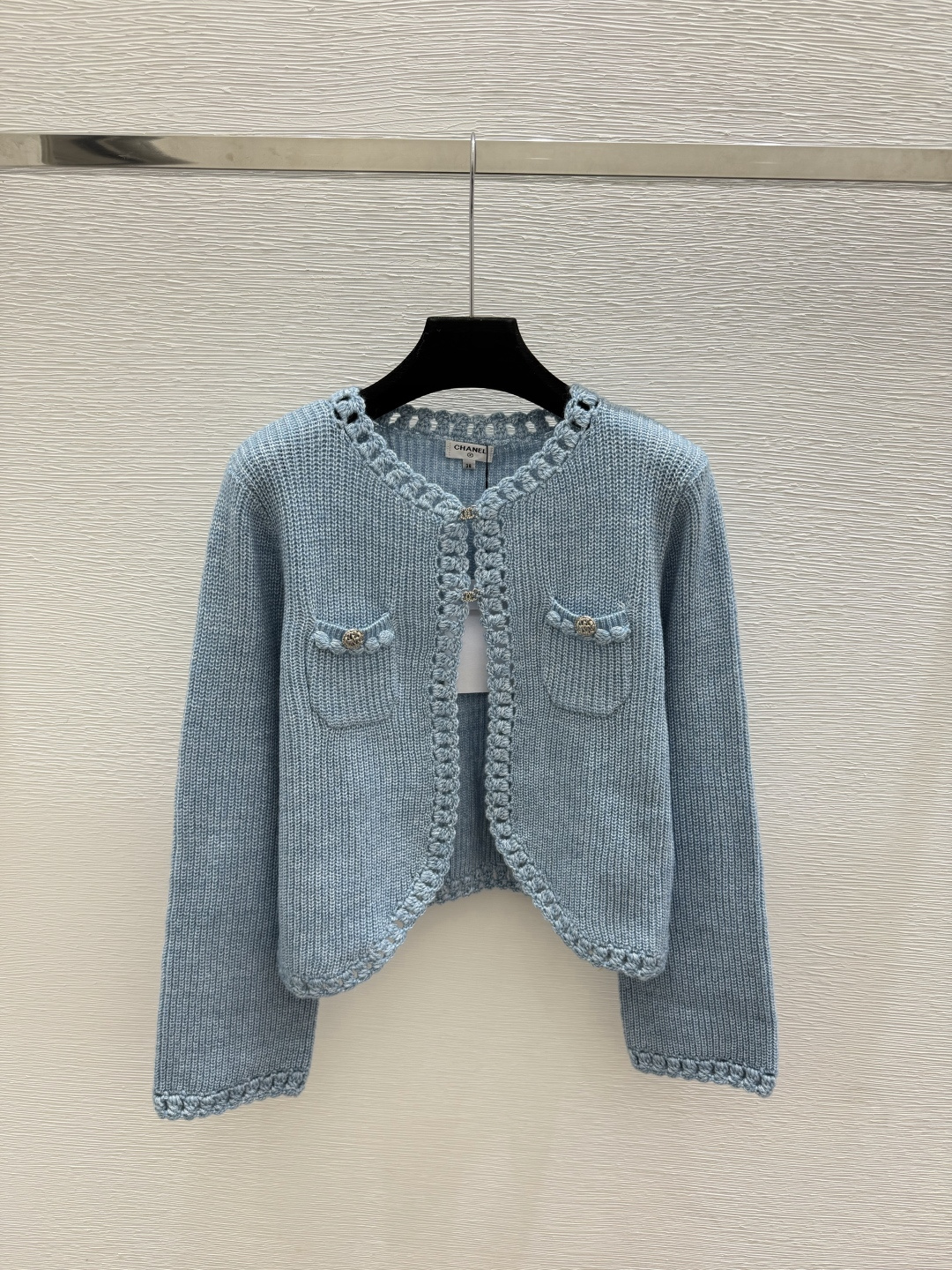 🆕CH家🆕  早秋新款  纯色简约圆领针织长袖开衫 颜色：杏色 粉色 蓝色 尺码：36.38.40      
