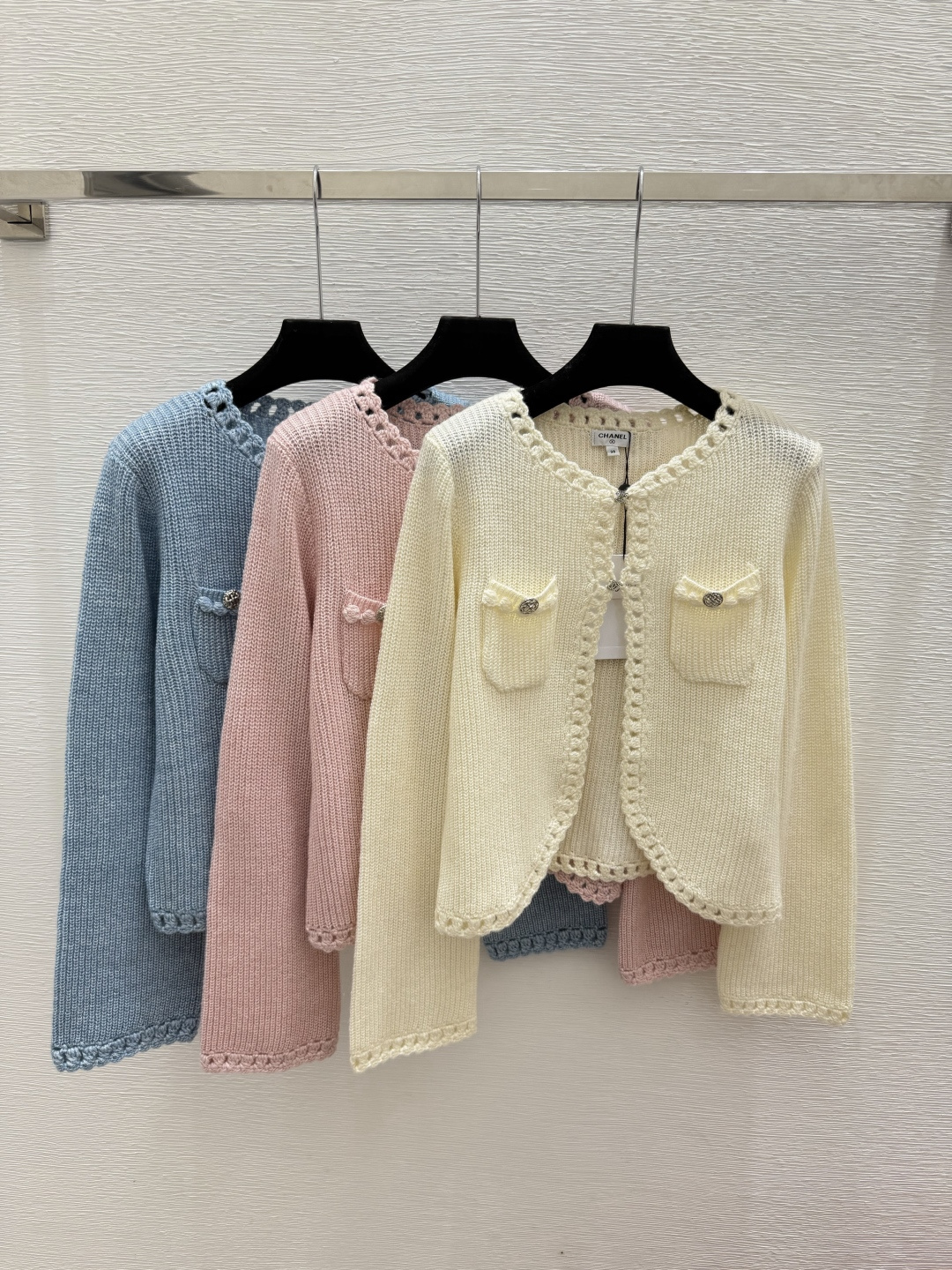 🆕CH家🆕  早秋新款  纯色简约圆领针织长袖开衫 颜色：杏色 粉色 蓝色 尺码：36.38.40      