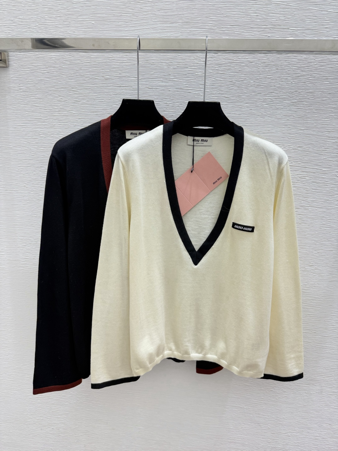🆕M家🆕  早秋新款  撞色简约V领针织长袖 颜色：黑色 杏色 尺码：36.38.40      