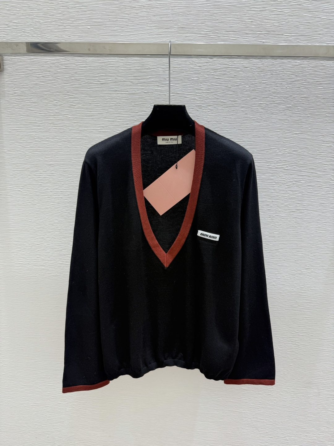 🆕M家🆕  早秋新款  撞色简约V领针织长袖 颜色：黑色 杏色 尺码：36.38.40      