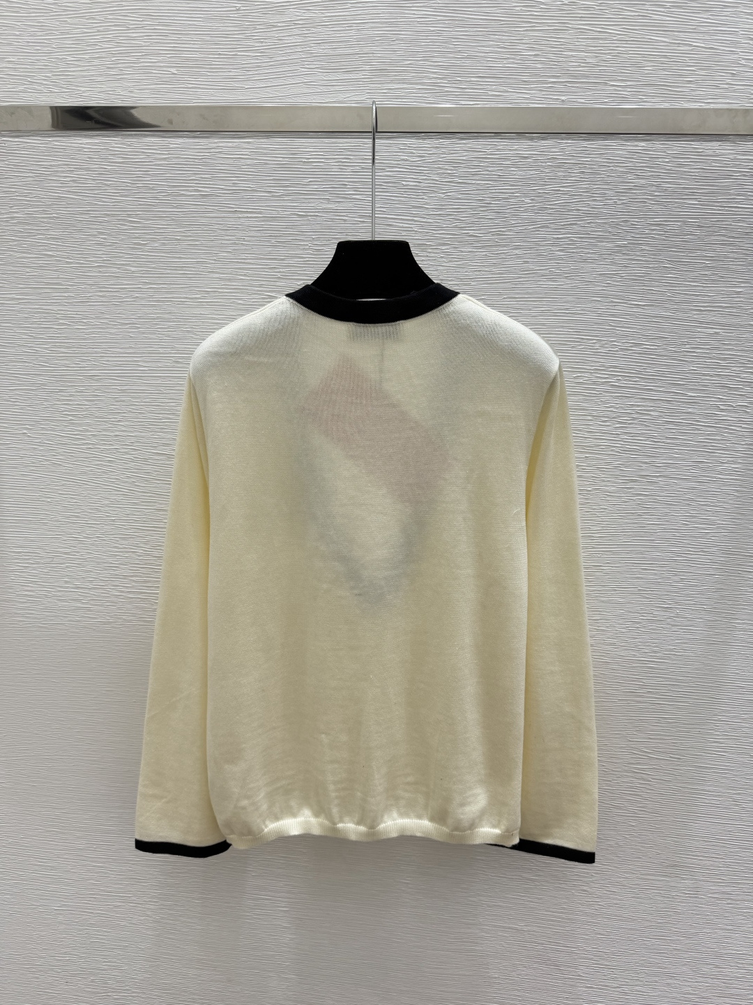 🆕M家🆕  早秋新款  撞色简约V领针织长袖 颜色：黑色 杏色 尺码：36.38.40      