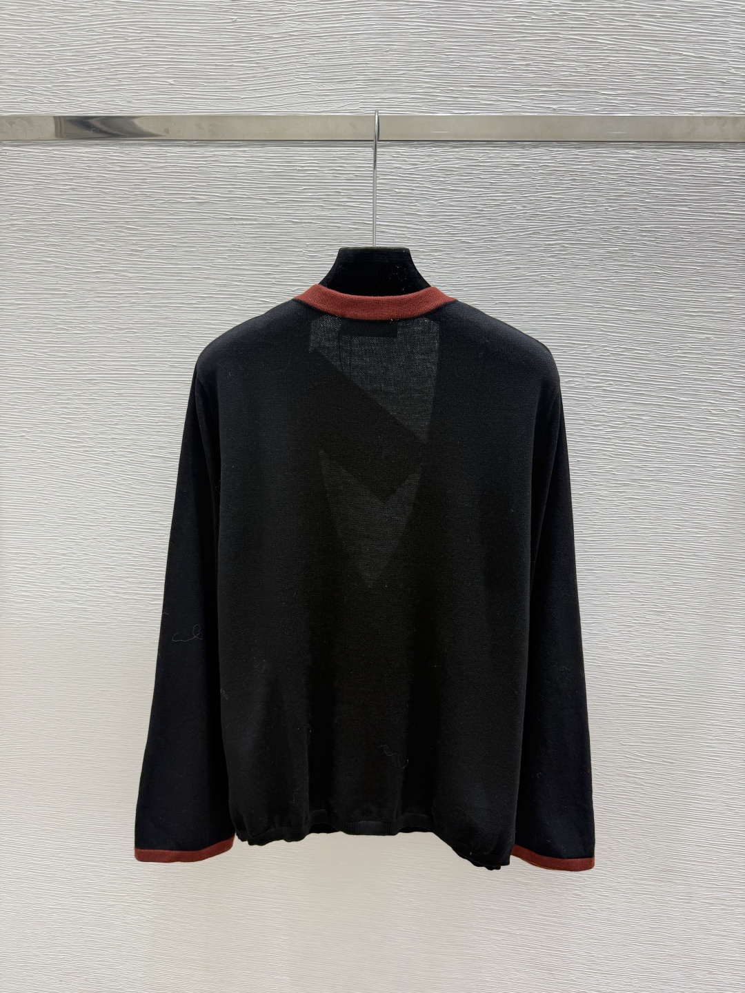 🆕M家🆕  早秋新款  撞色简约V领针织长袖 颜色：黑色 杏色 尺码：36.38.40      