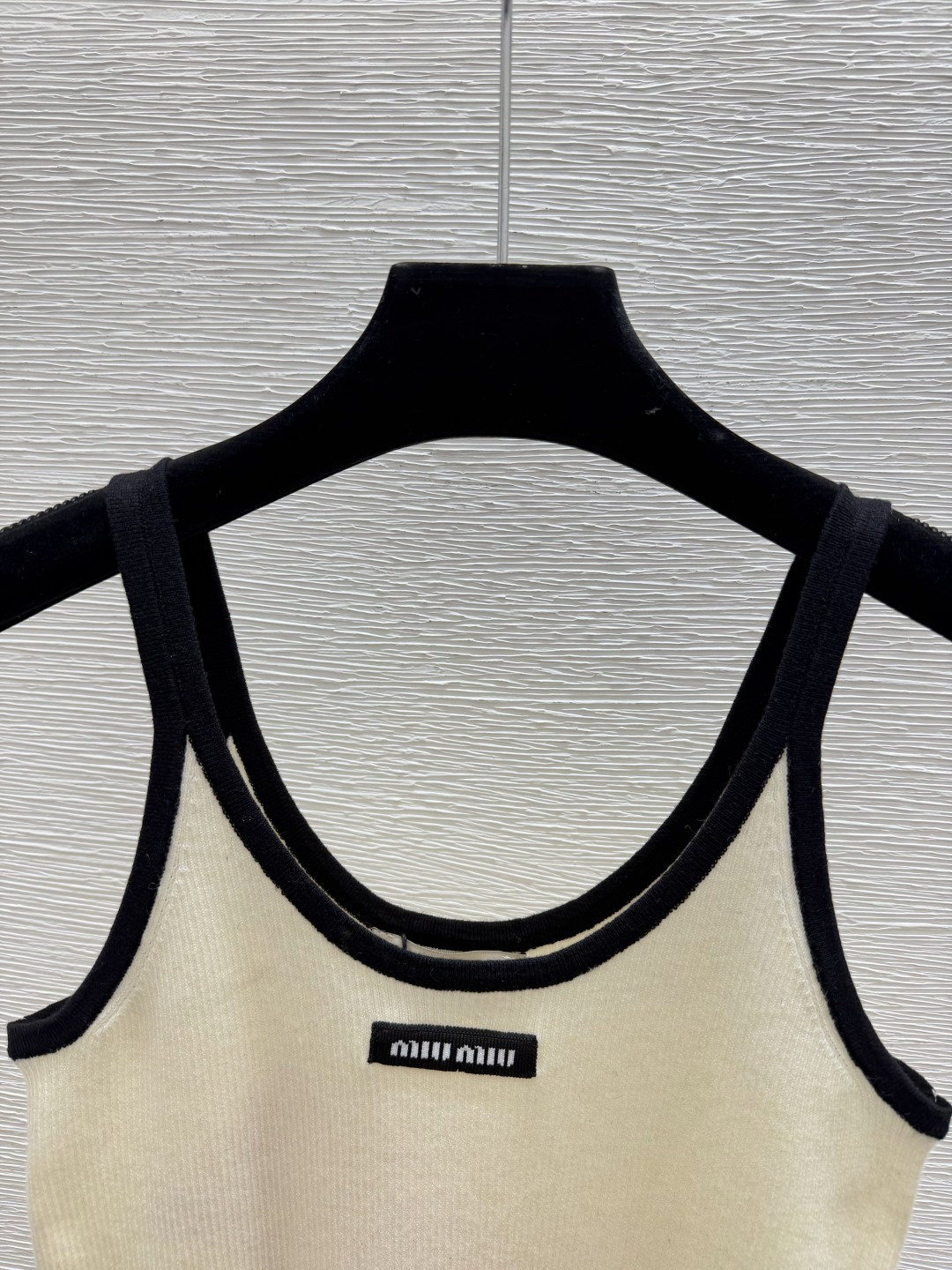 🆕M家🆕  早秋新款  撞色简约针织吊带 颜色：杏色 黑色 尺码：36.38.40      