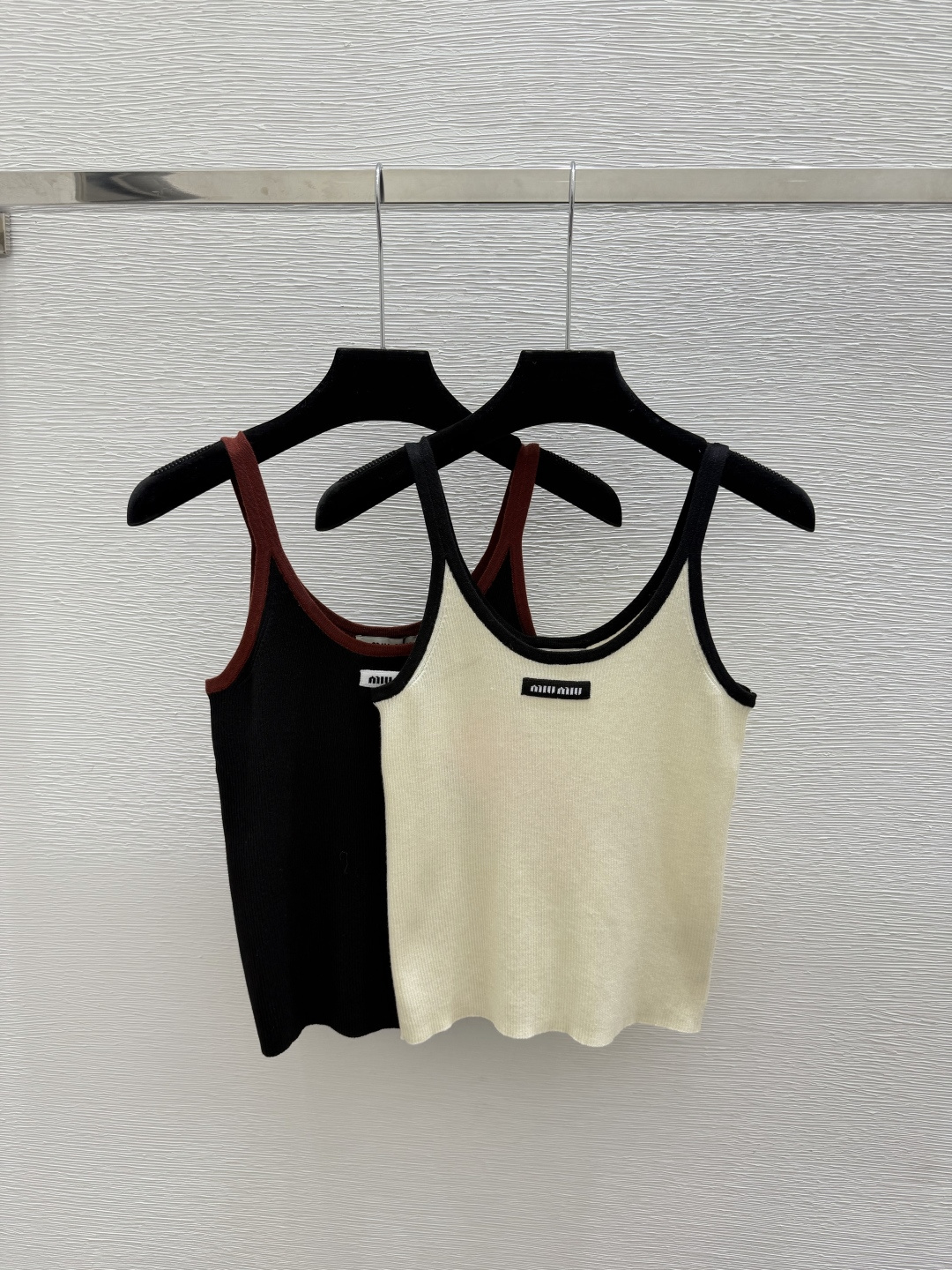 🆕M家🆕  早秋新款  撞色简约针织吊带 颜色：杏色 黑色 尺码：36.38.40      