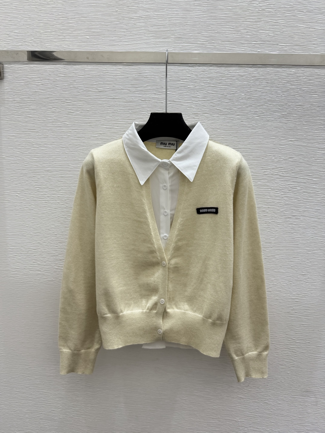 🆕M家🆕  早秋新款  撞色假两件翻领针织长袖 颜色：杏色 黑色 尺码：36.38.40      