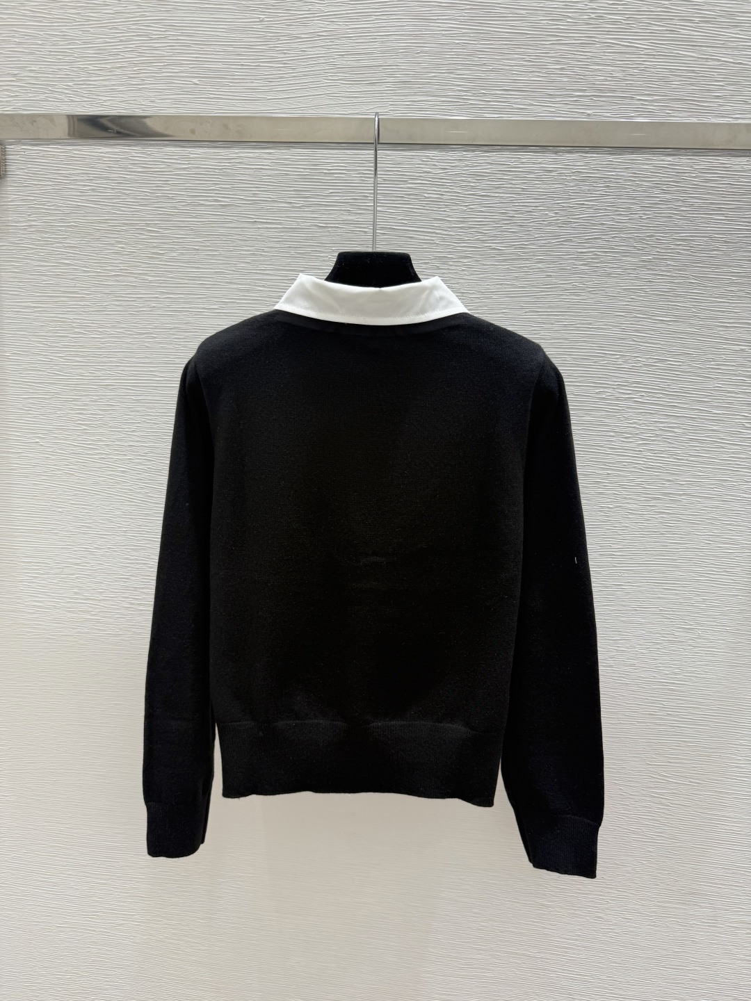 🆕M家🆕  早秋新款  撞色假两件翻领针织长袖 颜色：杏色 黑色 尺码：36.38.40      