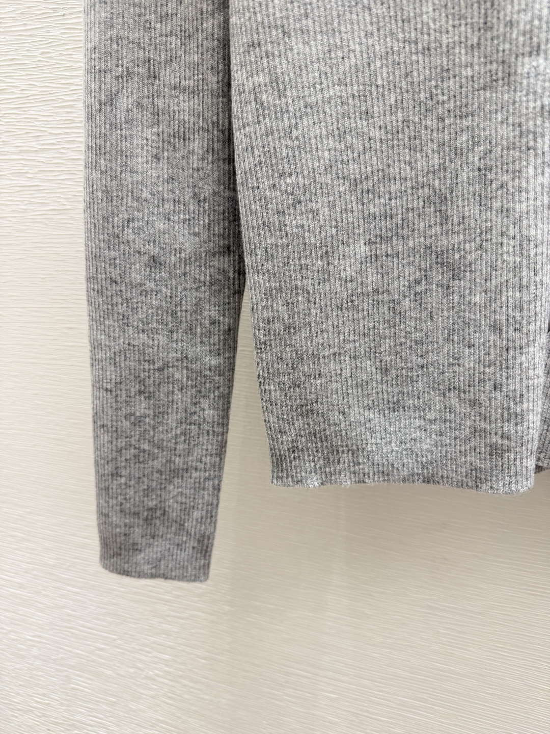 🆕P家🆕  早秋新款  纯色简约V领针织长袖开衫 颜色：灰色 黑色 尺码：36.38.40      