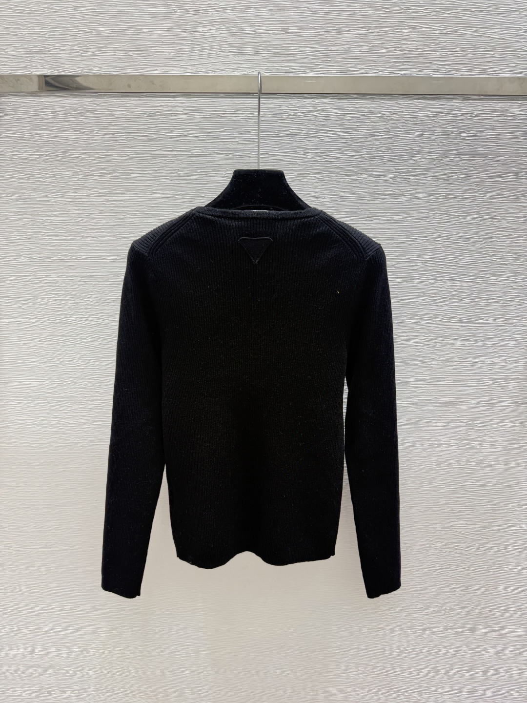 🆕P家🆕  早秋新款  纯色简约V领针织长袖开衫 颜色：灰色 黑色 尺码：36.38.40      