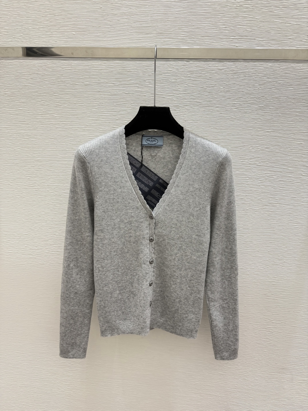 🆕P家🆕  早秋新款  纯色简约V领针织长袖开衫 颜色：灰色 黑色 尺码：36.38.40      