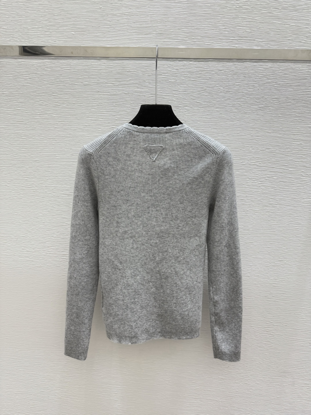 🆕P家🆕  早秋新款  纯色简约V领针织长袖开衫 颜色：灰色 黑色 尺码：36.38.40      