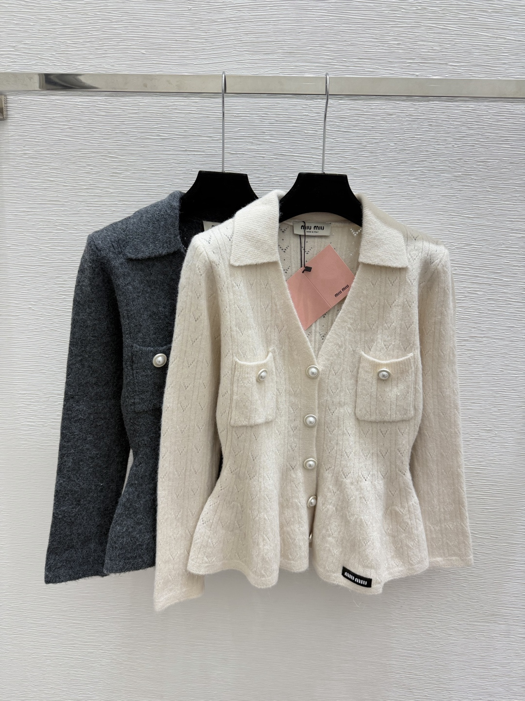 🆕M家🆕  早秋新款  纯色翻领针织长袖开衫 颜色：杏色 灰色 尺码：36.38.40      