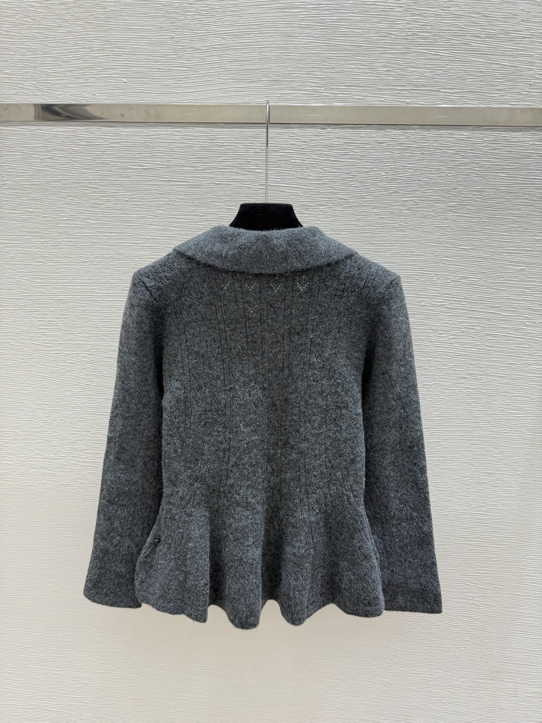 🆕M家🆕  早秋新款  纯色翻领针织长袖开衫 颜色：杏色 灰色 尺码：36.38.40      