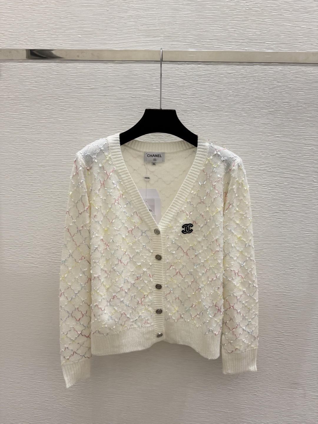 🆕CH家🆕  早秋新款  撞色菱格V领针织长袖开衫 颜色：杏色 尺码：36.38.40      