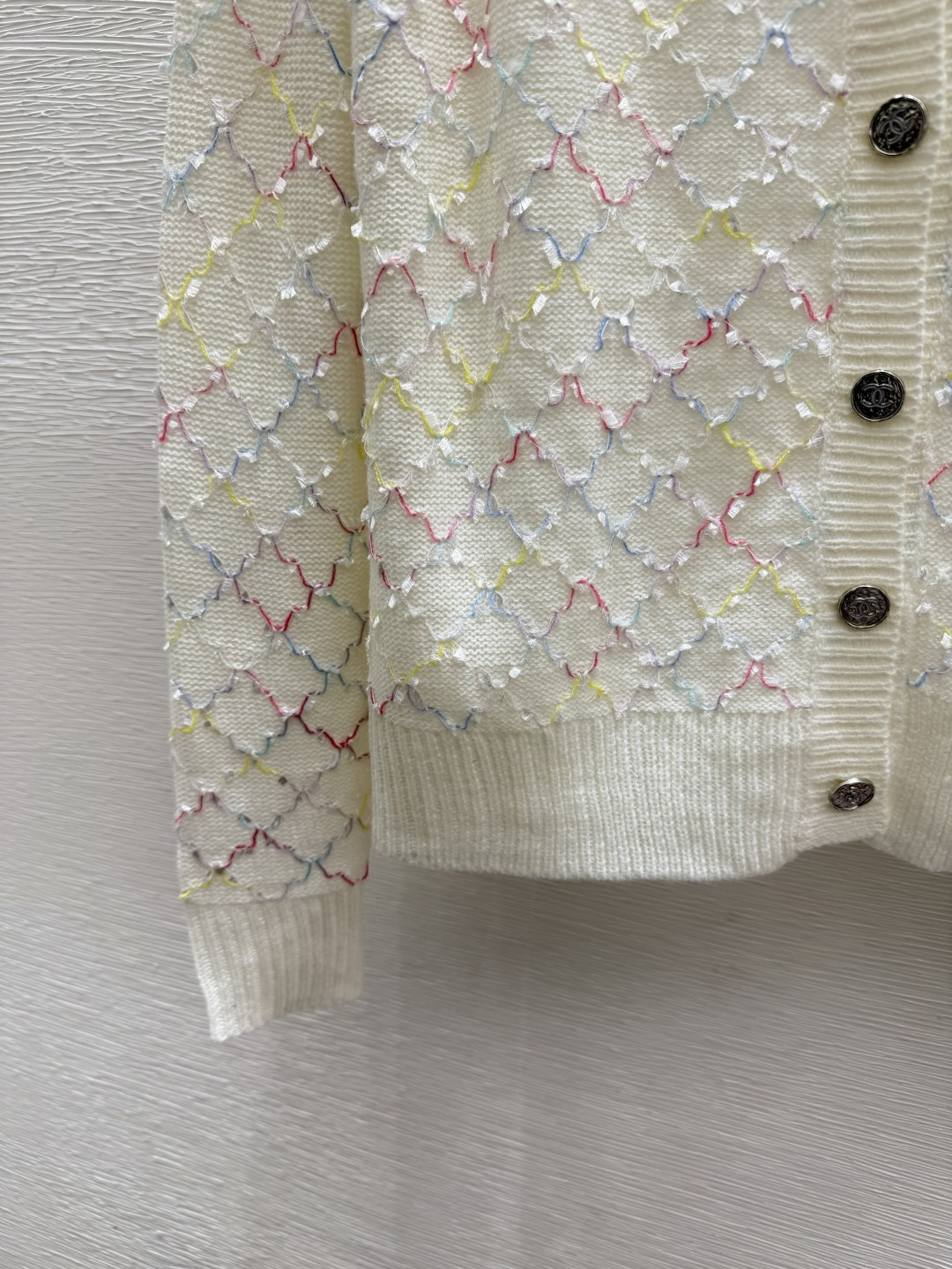 🆕CH家🆕  早秋新款  撞色菱格V领针织长袖开衫 颜色：杏色 尺码：36.38.40      