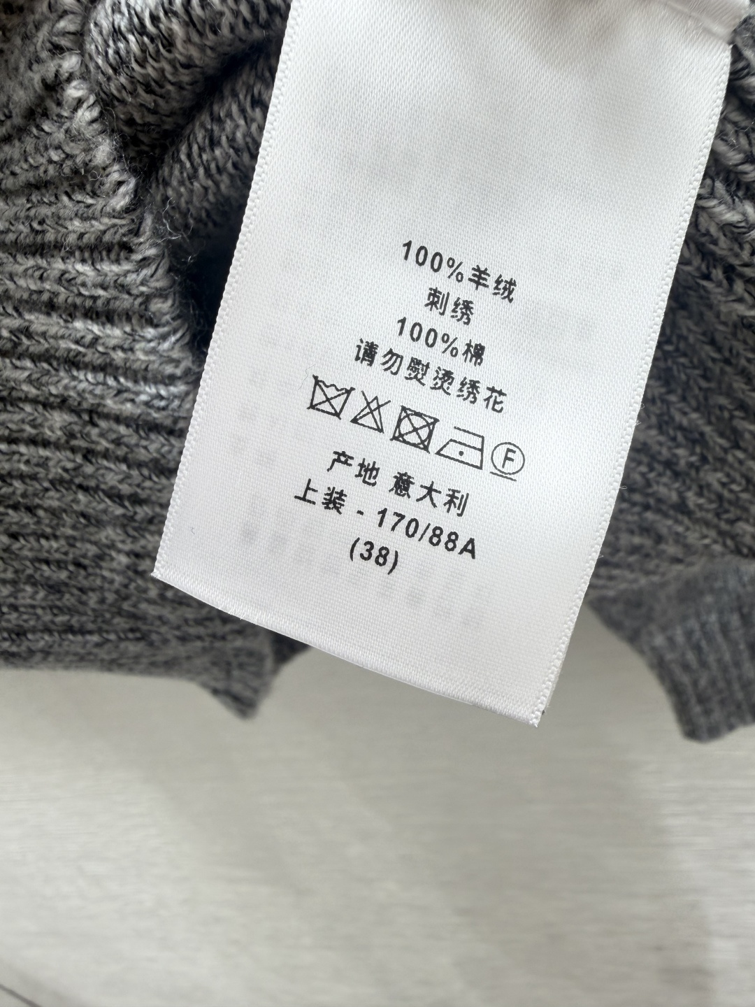 🆕D家🆕  早秋新款  撞色五角星圆领针织长袖 颜色：灰色 尺码：36.38.40      