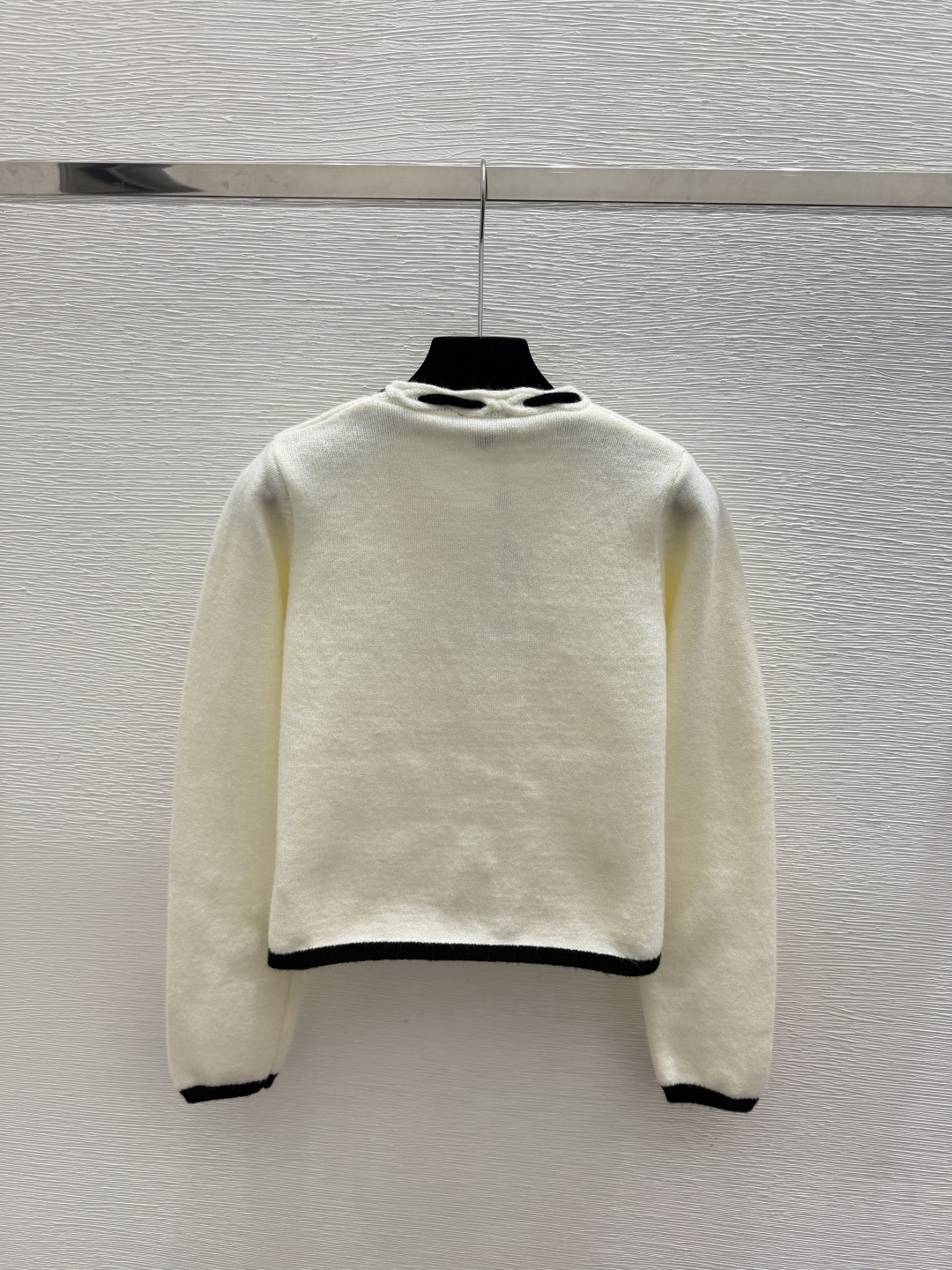 🆕CH家🆕  早秋新款  撞色简约圆领针织长袖开衫 颜色：白色 黑色 尺码：36.38.40      