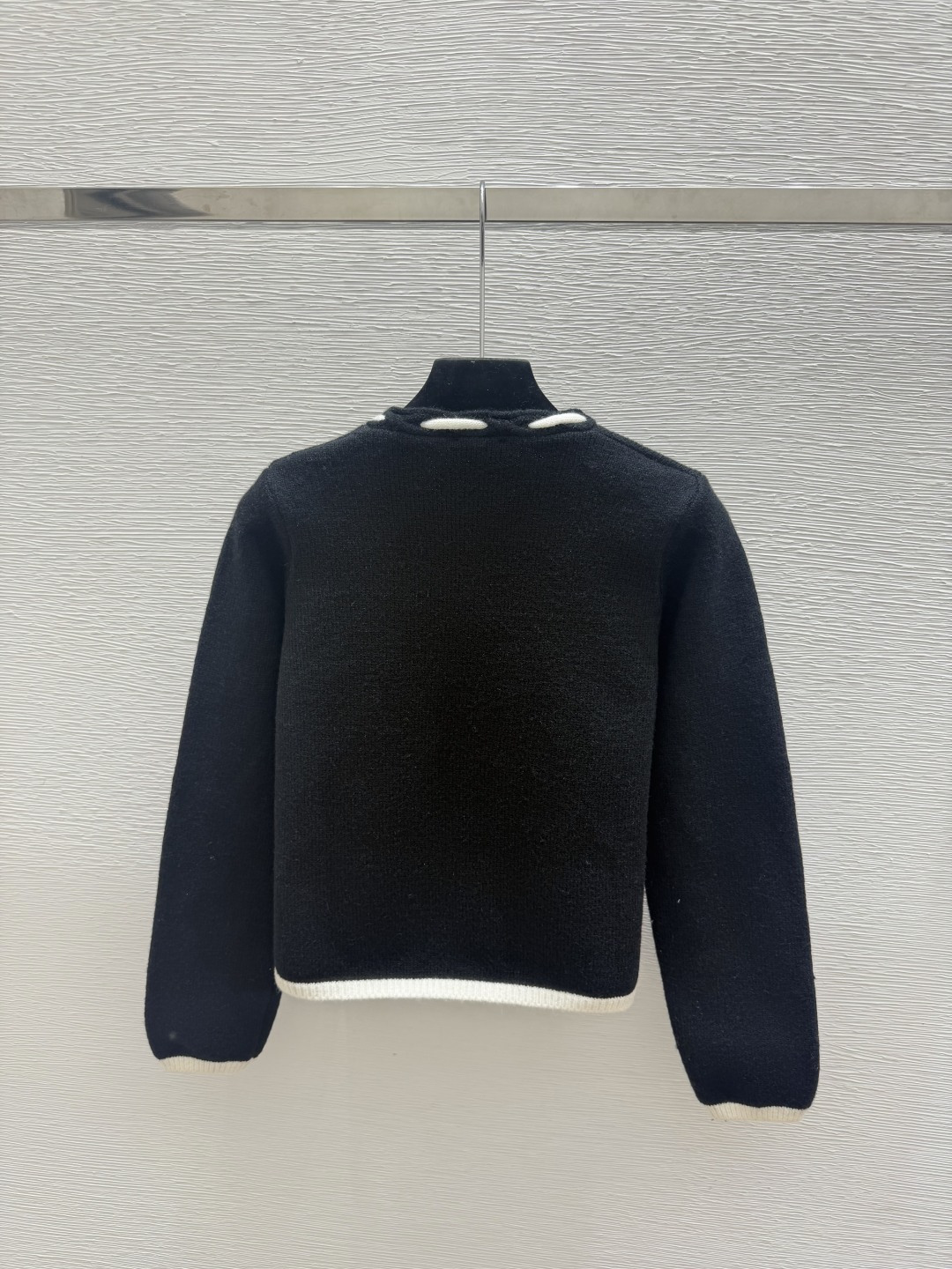 🆕CH家🆕  早秋新款  撞色简约圆领针织长袖开衫 颜色：白色 黑色 尺码：36.38.40      