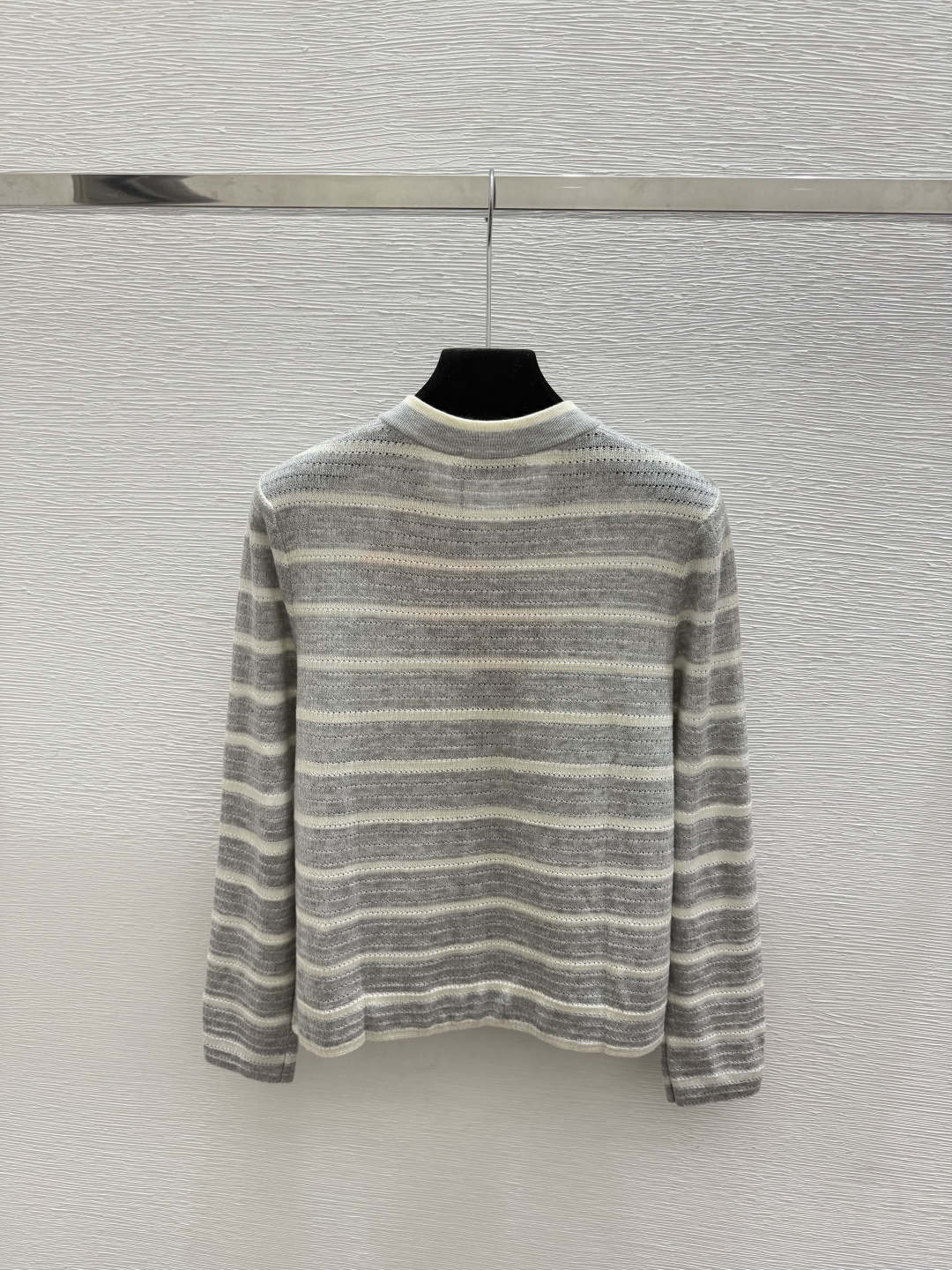 🆕M家🆕  早秋新款  撞色条纹圆领针织长袖开衫 颜色：杏色 灰色 尺码：36.38.40      