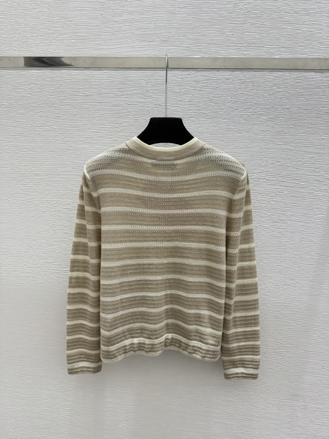 🆕M家🆕  早秋新款  撞色条纹圆领针织长袖开衫 颜色：杏色 灰色 尺码：36.38.40      