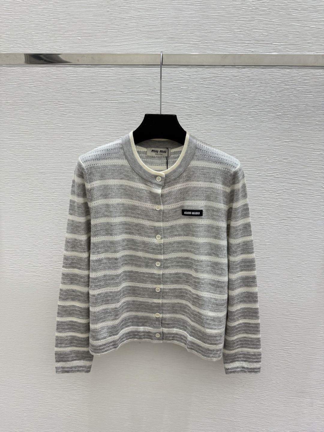 🆕M家🆕  早秋新款  撞色条纹圆领针织长袖开衫 颜色：杏色 灰色 尺码：36.38.40      