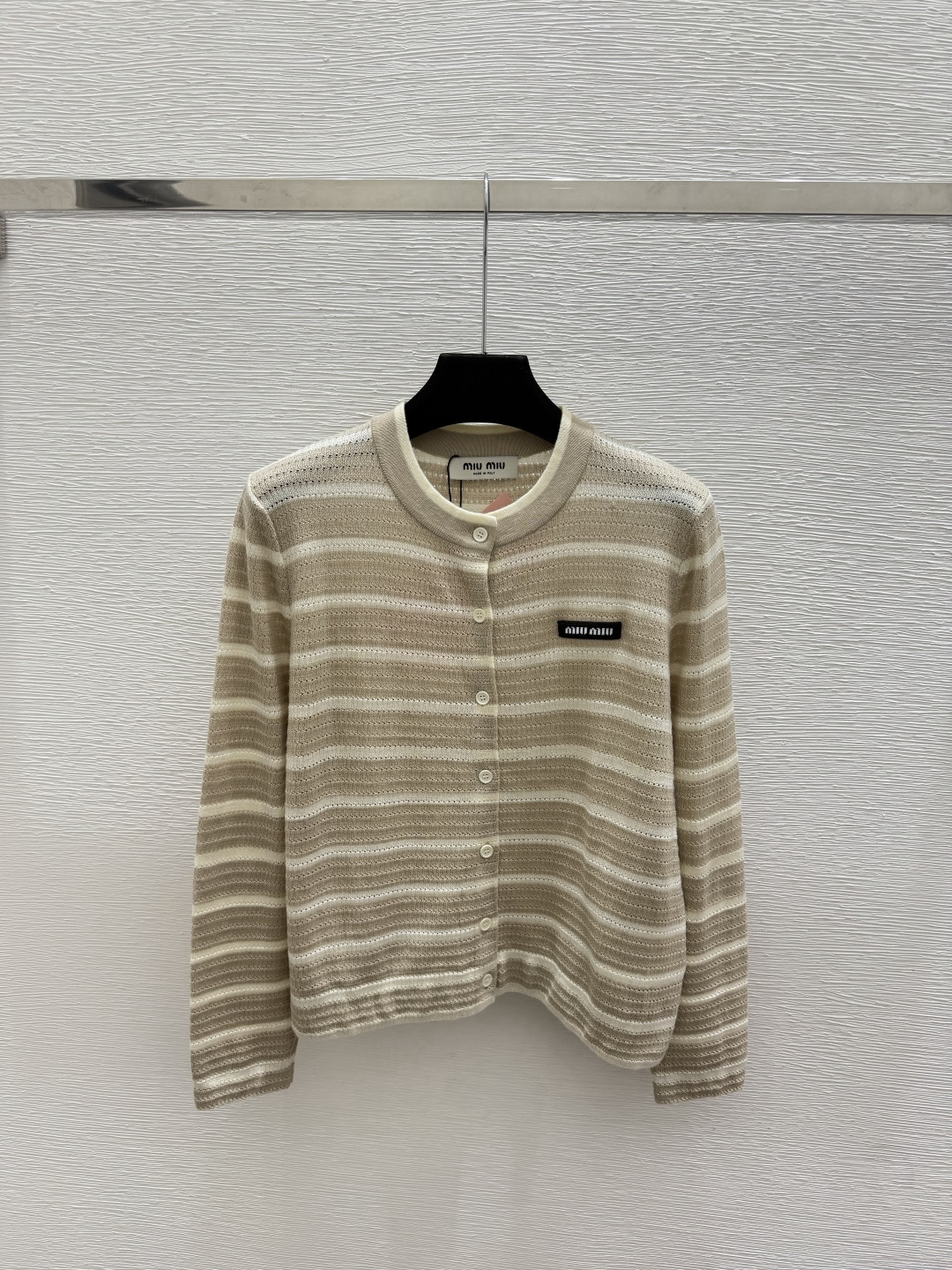 🆕M家🆕  早秋新款  撞色条纹圆领针织长袖开衫 颜色：杏色 灰色 尺码：36.38.40      