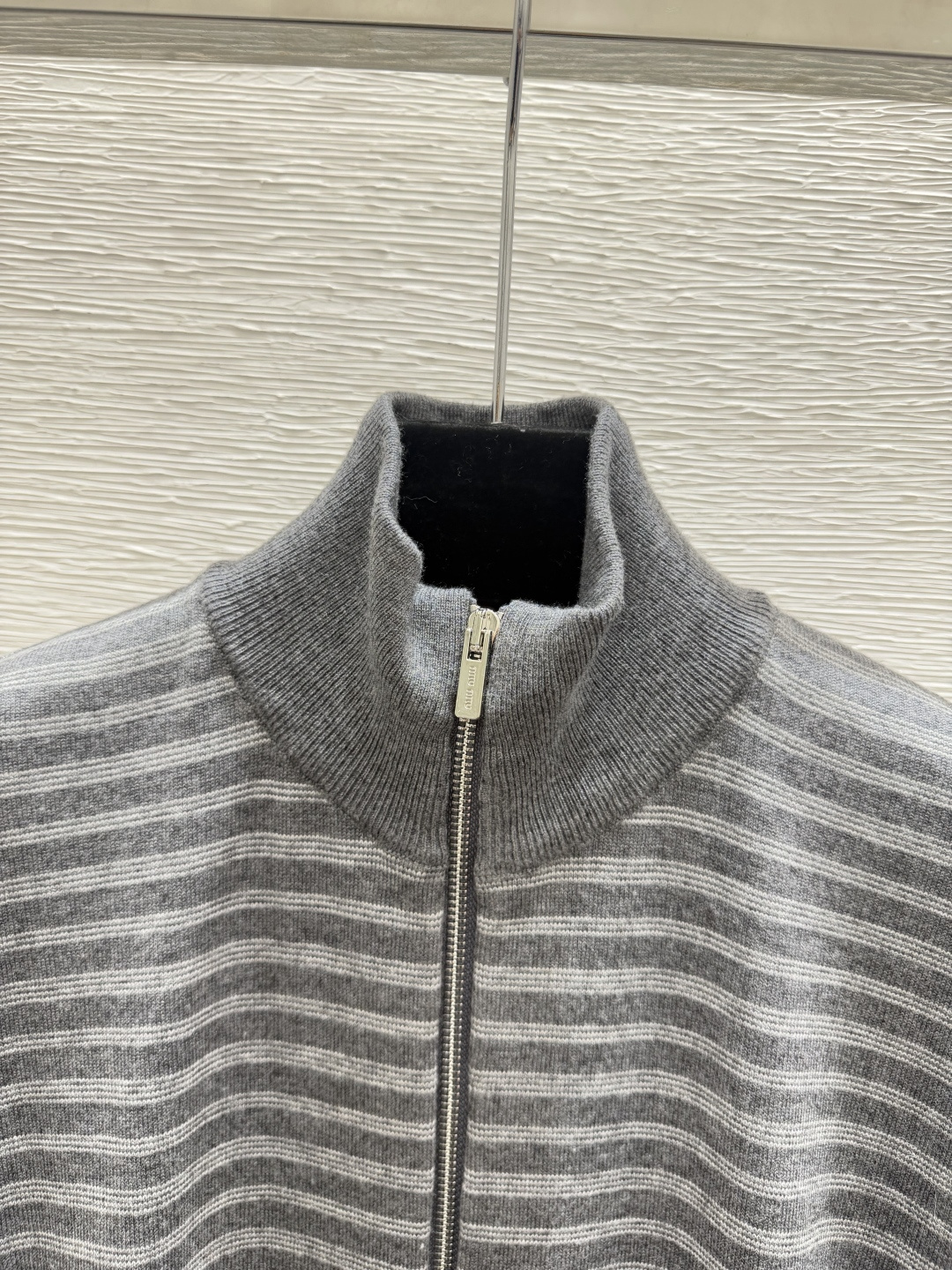 🆕M家🆕  早秋新款  撞色条纹高领针织长袖开衫 颜色：灰色 尺码：36.38.40      