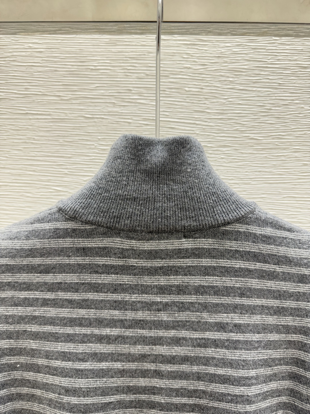 🆕M家🆕  早秋新款  撞色条纹高领针织长袖开衫 颜色：灰色 尺码：36.38.40      