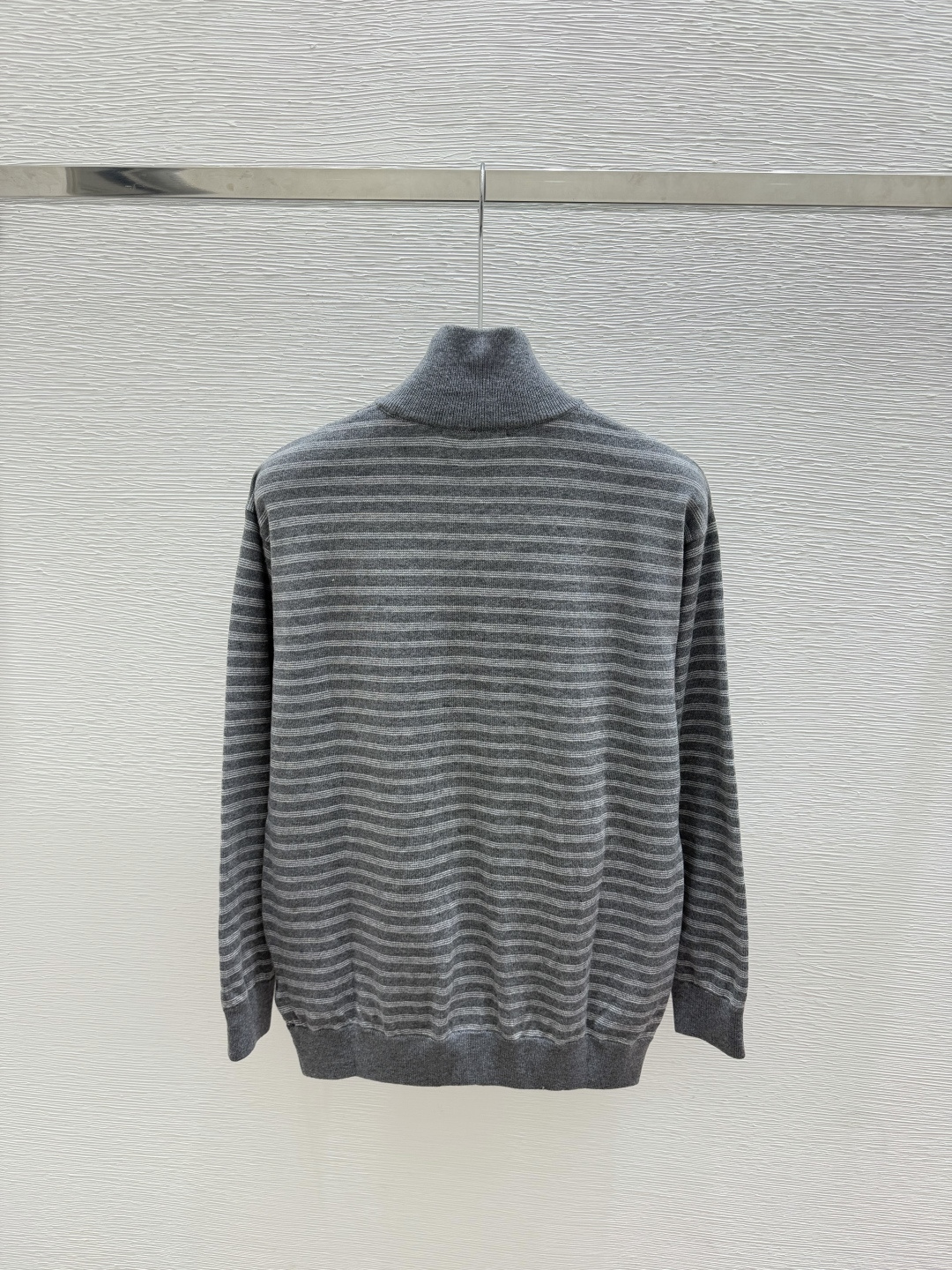 🆕M家🆕  早秋新款  撞色条纹高领针织长袖开衫 颜色：灰色 尺码：36.38.40      
