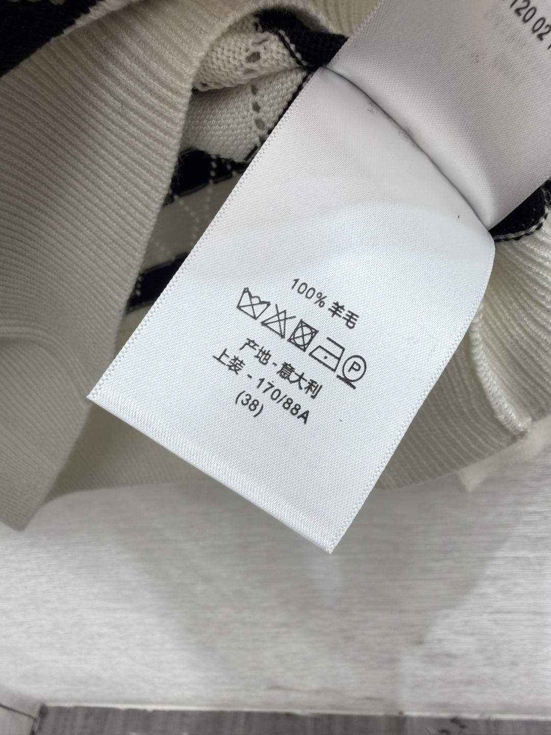 🆕D家🆕  早秋新款  撞色条纹圆领针织长袖 颜色：白色  尺码：36.38.40      