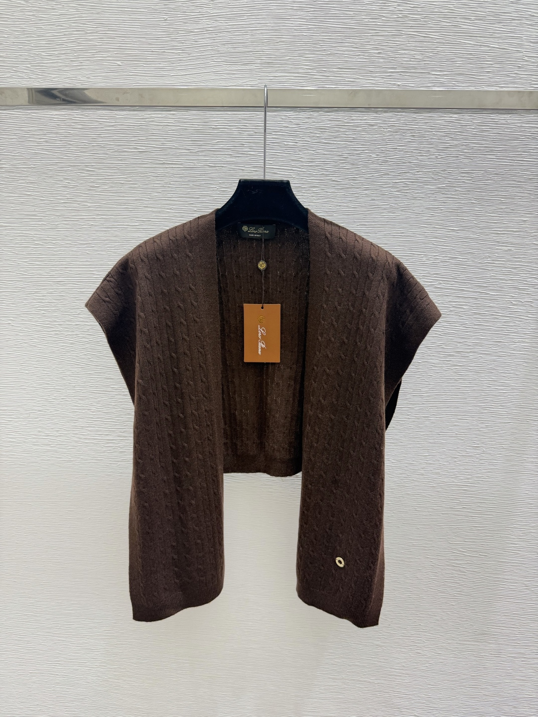 🆕LP家🆕  早秋新款  纯色简约V领针织背心 颜色：杏色 红色 蓝色 咖啡 灰色 尺码：36.38.40      