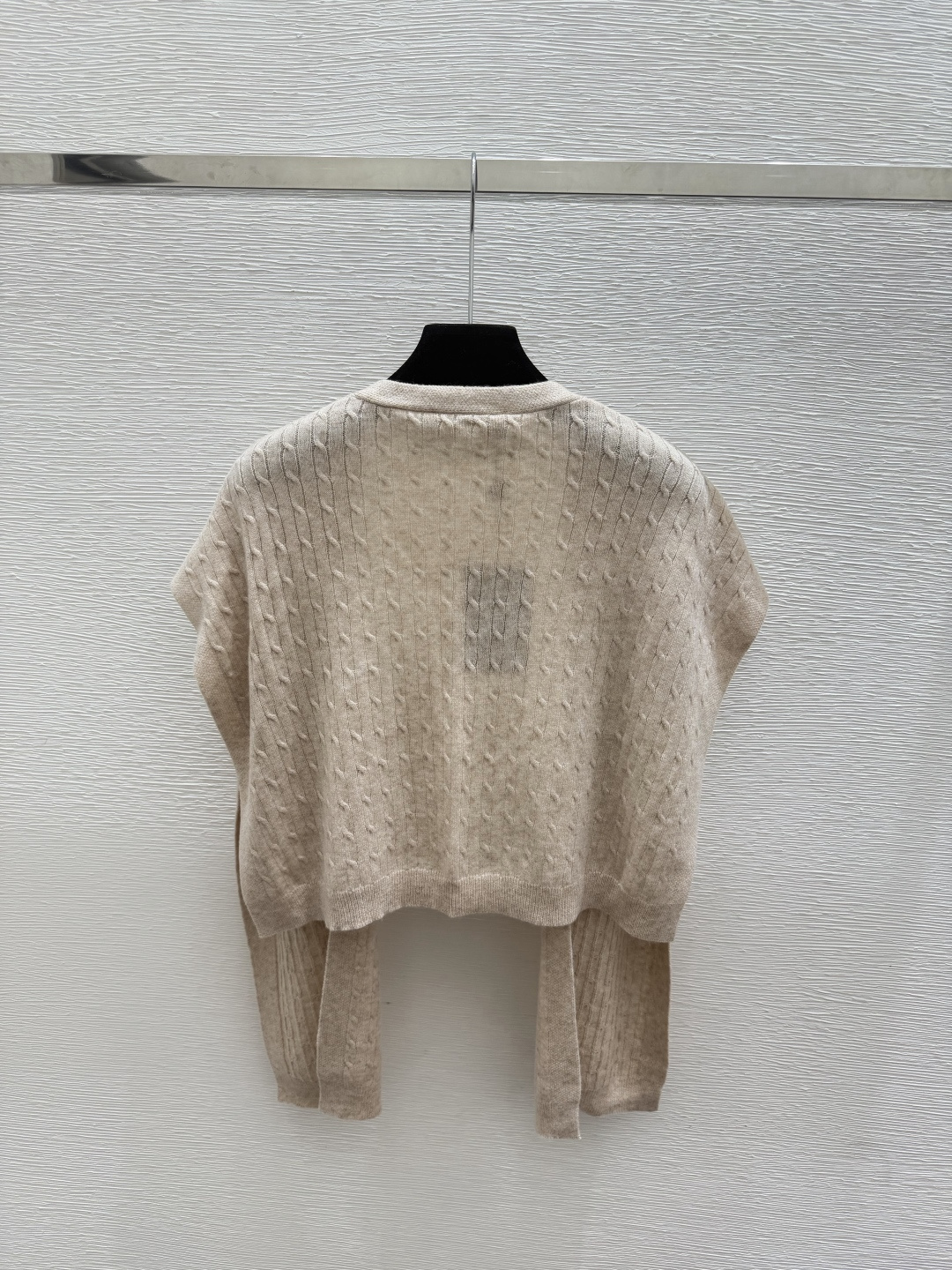 🆕LP家🆕  早秋新款  纯色简约V领针织背心 颜色：杏色 红色 蓝色 咖啡 灰色 尺码：36.38.40      