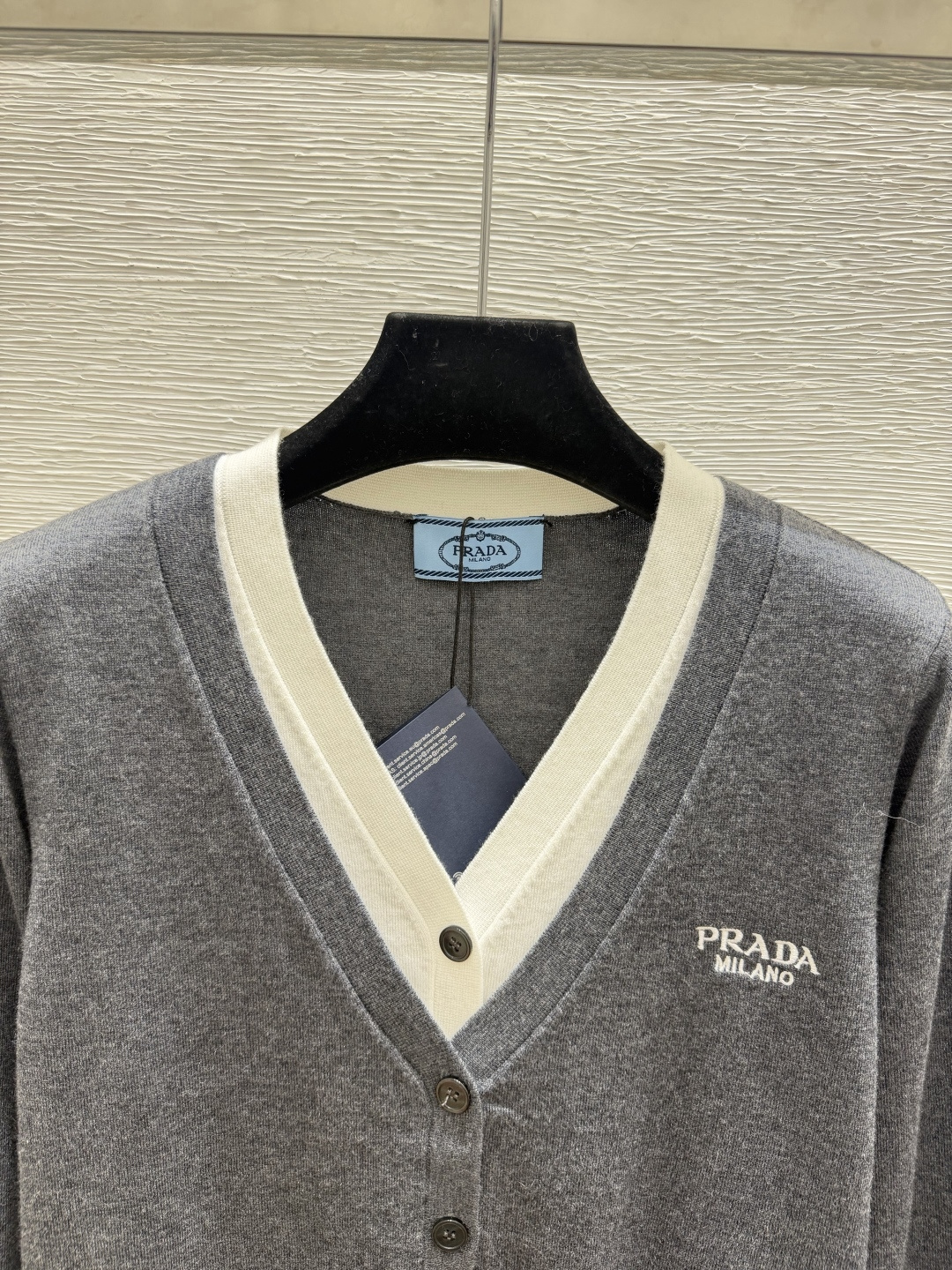 🆕P家🆕  早秋新款  撞色假两件V领针织长袖开衫 颜色：灰色 宝蓝 尺码：36.38.40      