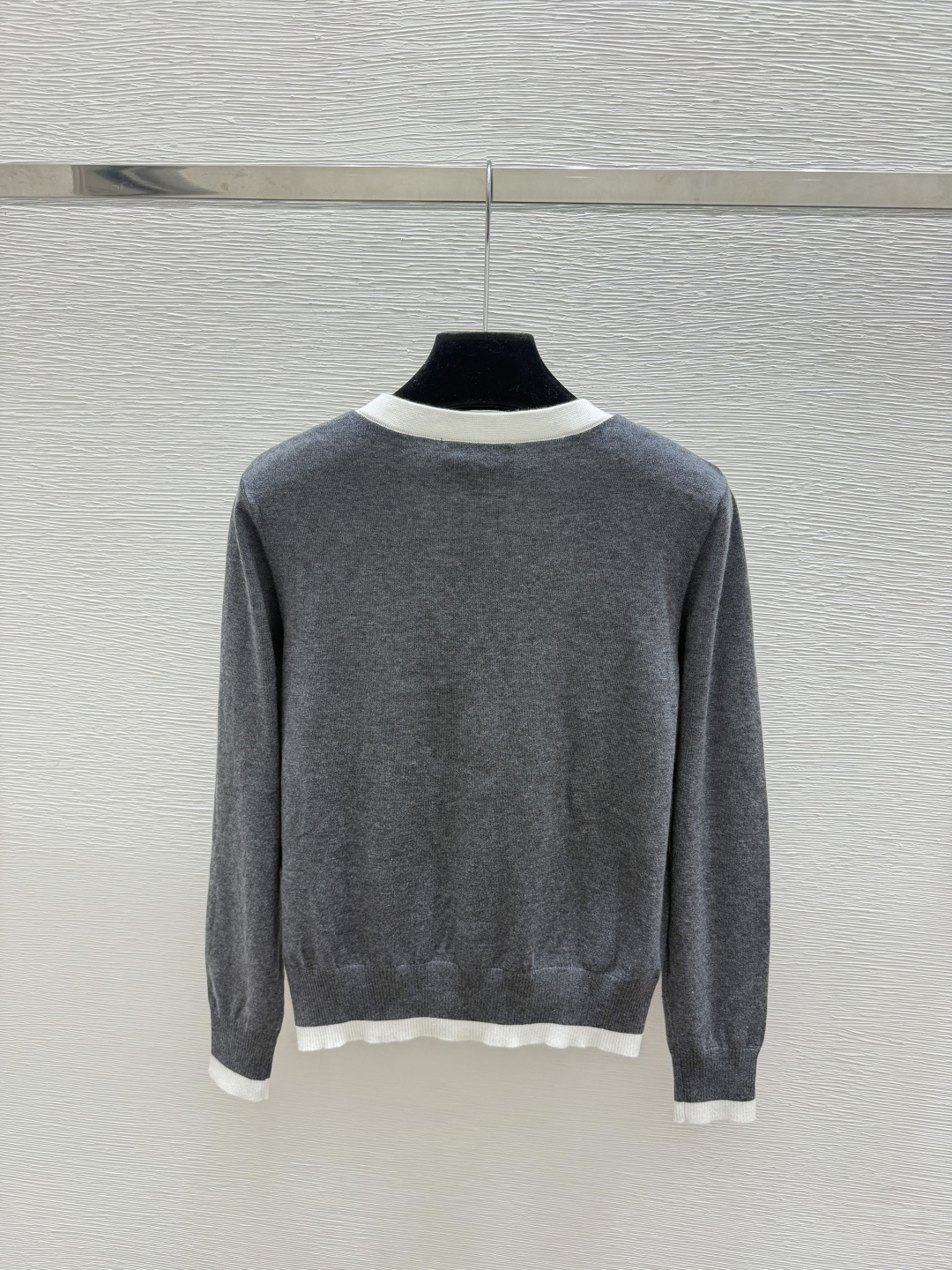 🆕P家🆕  早秋新款  撞色假两件V领针织长袖开衫 颜色：灰色 宝蓝 尺码：36.38.40      