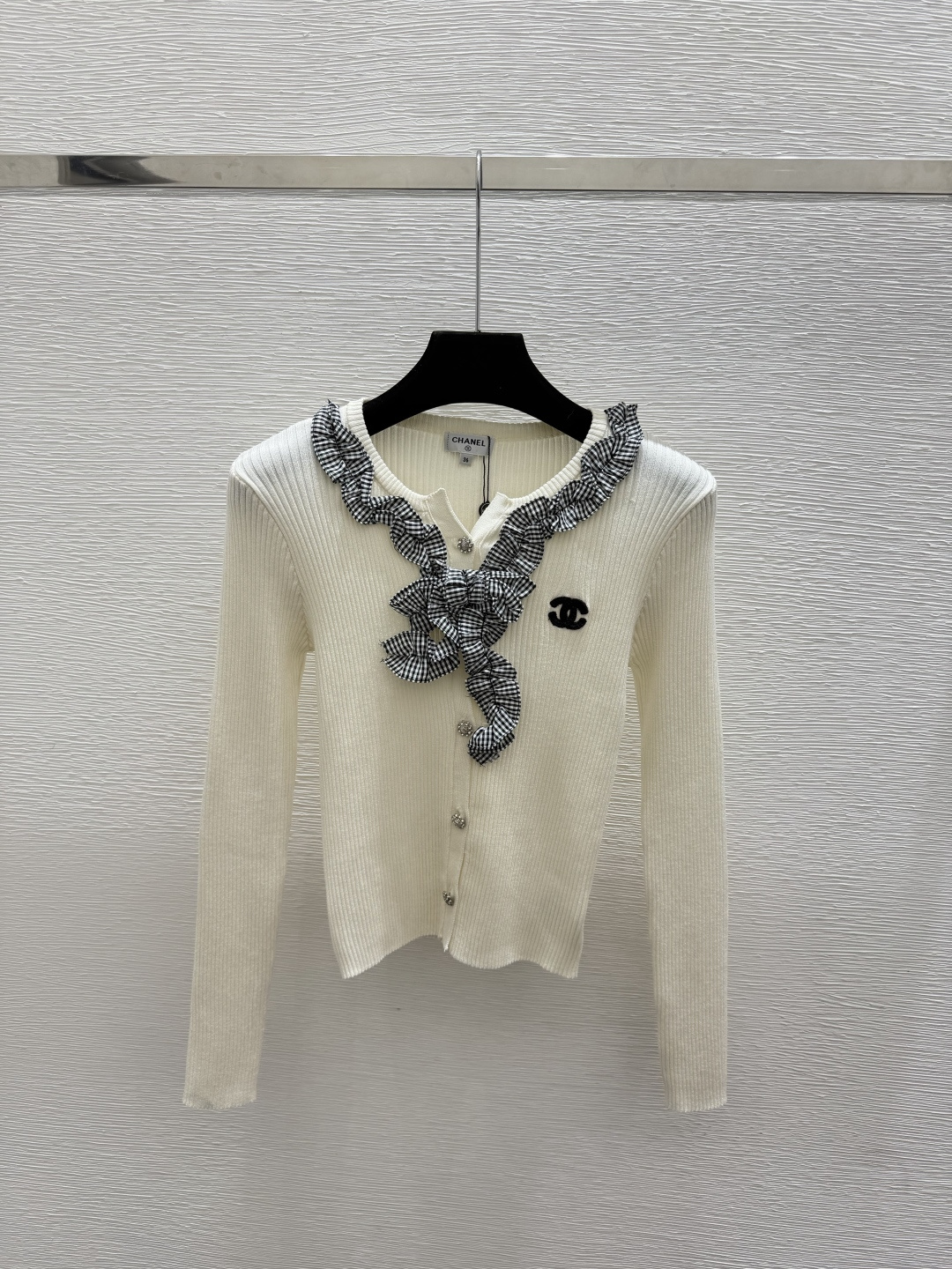 🆕CH家🆕  早秋新款  撞色花边圆领针织长袖 颜色：白色 黑色 尺码：36.38.40      
